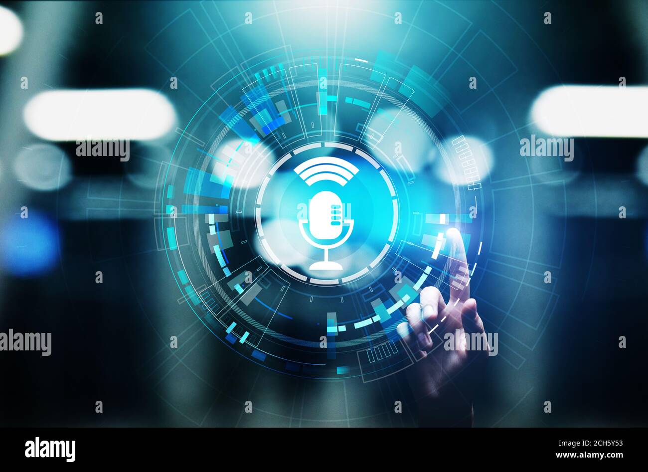 Spracherkennung suchen und das Mikrofon Symbol auf virtuellen Bildschirm Stockfoto