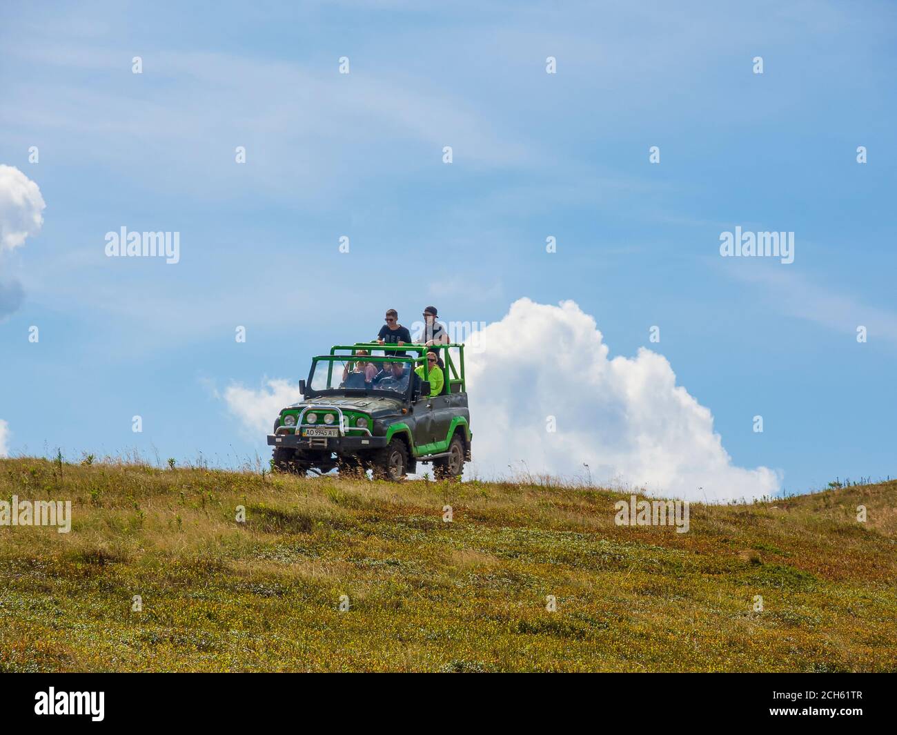 2020-08-23 Borschawa, Ukraine. SUV-Auto mit Passagieren hoch in den Bergen. Typische touristische Aktivität auf Borzhava Grat Stockfoto