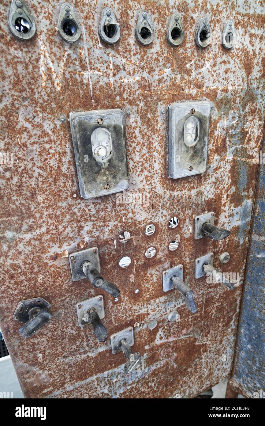 Alte rostige elektrische Transformatorbox mit Schaltern Stockfoto