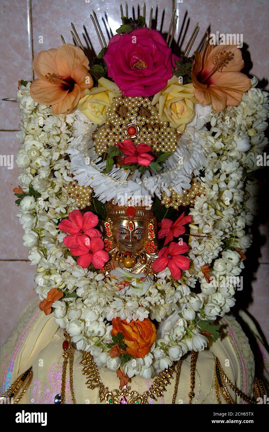 Idol von Lakshmi geschmückt mit Blumen, Perlen, Armreifen und Halsketten während Varamahalakshmi Puja Stockfoto