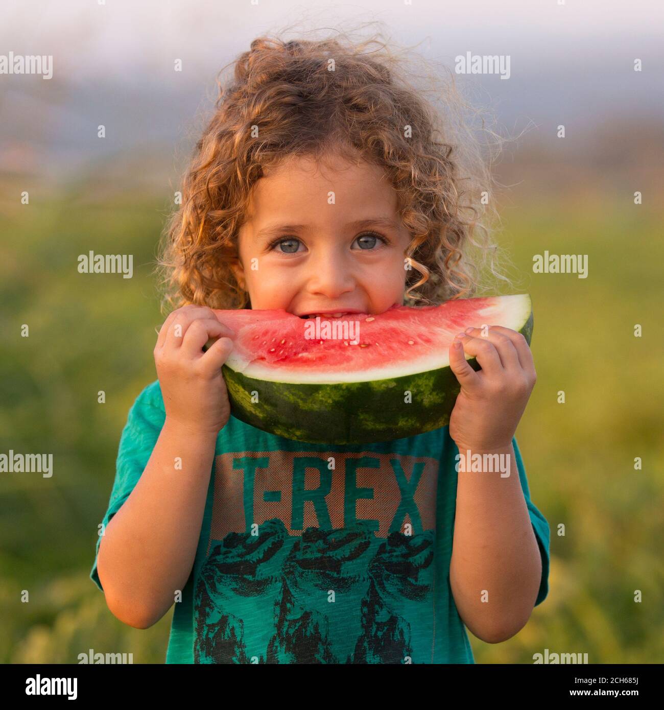 Sommer Geschmack junges Kind genießt eine süße, rote, kalte Wassermelone Model Release zur Verfügung Stockfoto