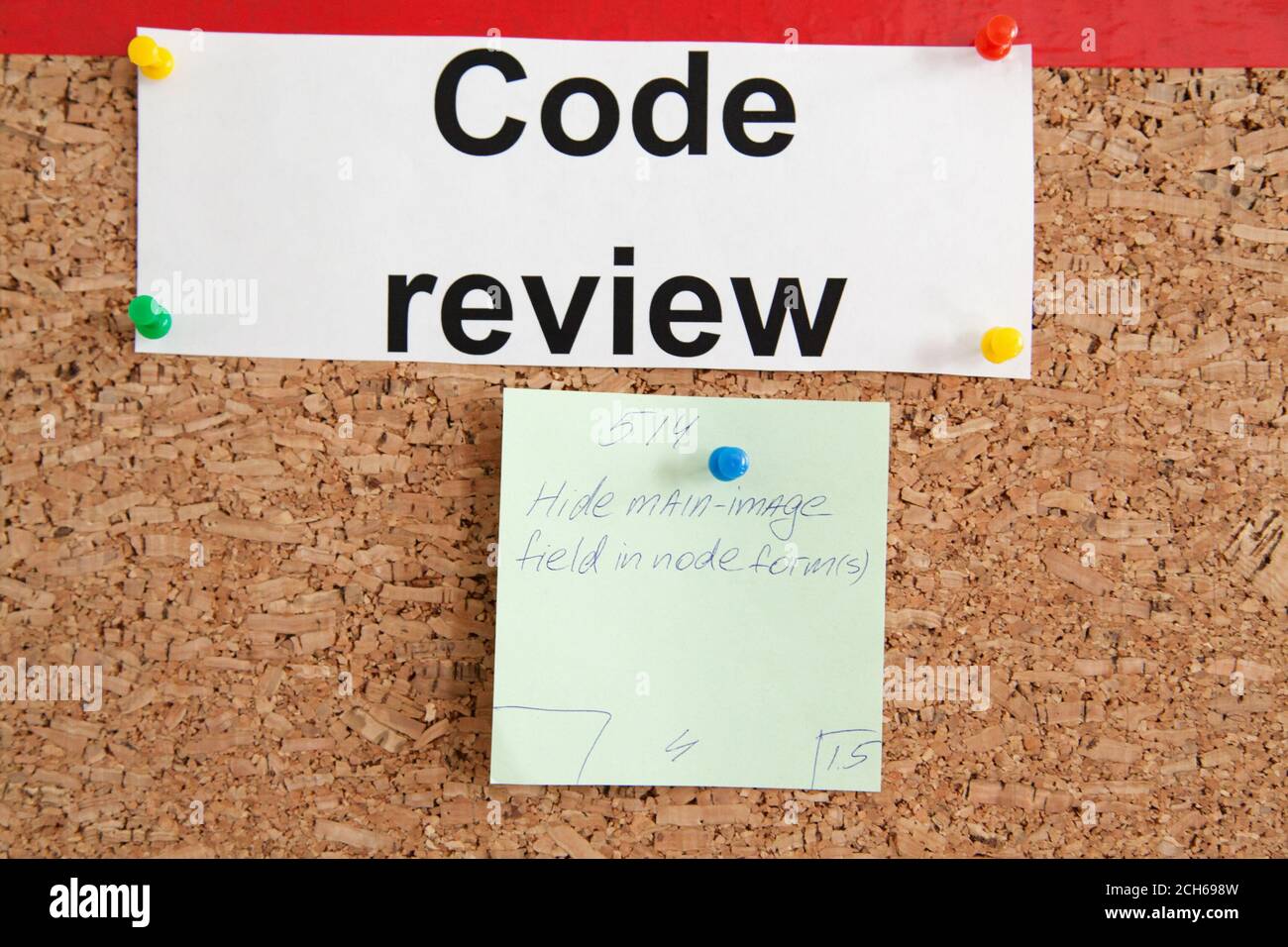 Code Review Abschnitt mit angehefteten Papierticket auf Kork Kanban Platine Stockfoto