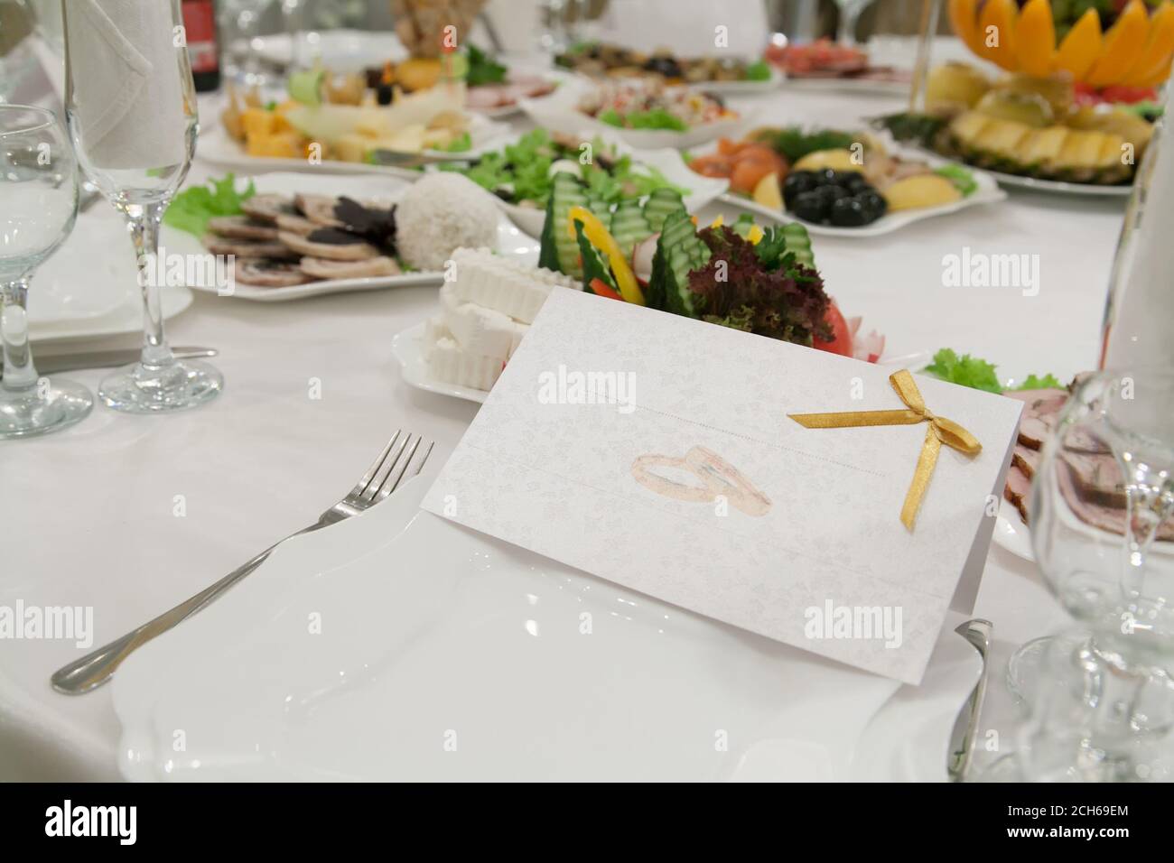 Leere Gästekarte mit Eheringen auf Restauranttisch mit Selektiver Fokus Stockfoto