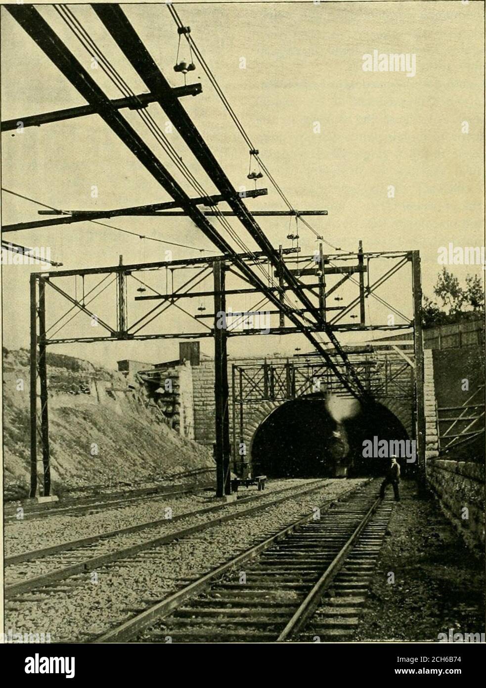 . Die Straßenbahnschau . Nehmen Sie die Plätze von Dimmen vor, ein Lave Zimmer für Dimmen, die vor oder hinter sich liegen .^ 488 ^IMD^V^aiya^)^^ ÜBERKOPFBAU IM BAL-TIMORE & OHIO TUNNEL. Bei der Umstellung einer Dampfstraße auf elektrische Traktion ist der interessanteste Teil der Installation zum Dampfbahnmann und zum Elektroingenieur der Überbau. Das Krafthaus ist praktisch das sameas für jede große elektrische Eisenbahn und enthält nichts, das nicht gründlich erprobt und getestet wurde. Die Strecke sechsundneunzig Tonnen Lokomotiven für den großen Tunnel der Bal-timore & O Stockfoto