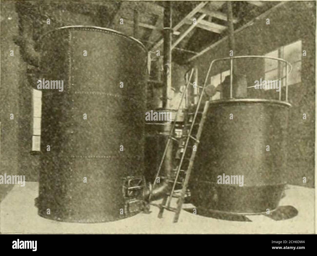 . Elektrische Eisenbahn Überprüfung . Ein streng automatisches System jede Reduzierung des Bremsleitungsdrucks, die durch einen Rohrbruch, einen Berstschlauch oder ein Abstechen des Zuges entsteht, führt dazu, dass die Bremsen sofort mit voller Leistung aktiviert werden. Die AMM-Ausrüstung kombiniert die Flexibilität der Geradluftbremse mit der Sicherheit der Automatik, d.h. der Fahrer hat jederzeit die volle Kontrolle über die Bremsen, doch in den zuvor erwähnten Notfällen werden die Bremsen automatisch reagieren. Pamphlet T-S031 vollständig beschreiben! Hie equip* ■ Westinghouse Traction Brake Co., Pittsburg, Pa.. Automatische Druckgashersteller, wenn, in Add Stockfoto