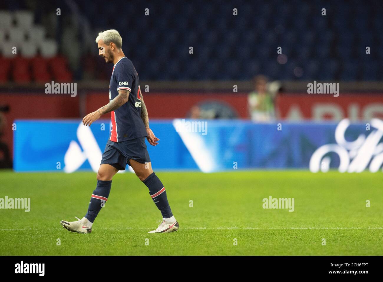 Paris, Frankreich. September 2020. Daniel Leandro Paredes von Paris SG reagiert, nachdem er eine rote Karte vom Schiedsrichter während des Ligue 1-Spiels zwischen Paris Saint Germain und Olympique de Marseille im Parc des Princes in Paris, Frankreich, 13. September 2020 erhalten hat. Kredit: Jack Chan/Xinhua/Alamy Live Nachrichten Stockfoto