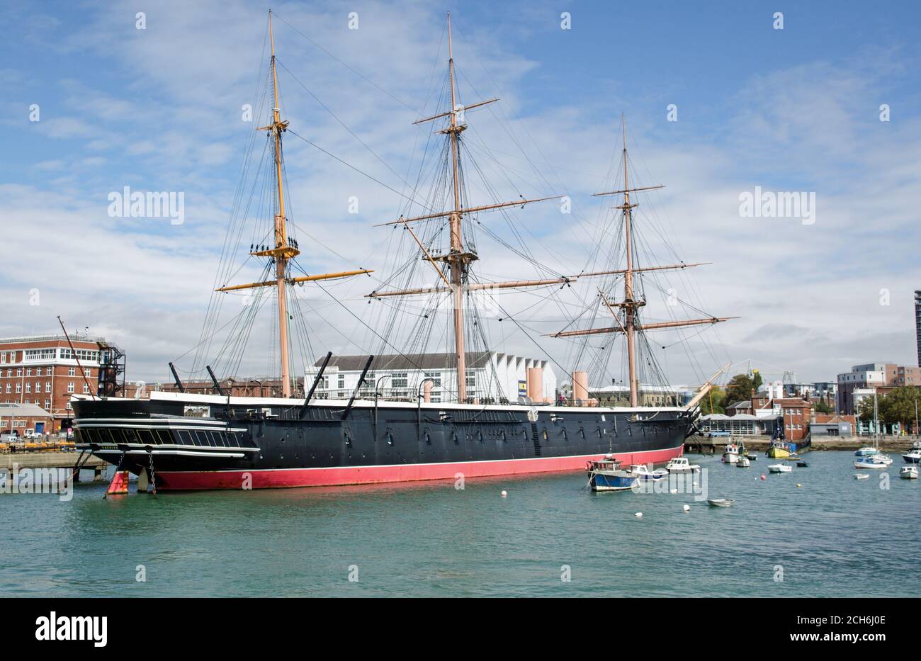 Portsmouth, Großbritannien - 8. September 2020: Die historische HMS Warrior - Großbritanniens erstes eisernes Schlachtschiff - vom Meer aus gesehen in Portsmouth Harbour, Ham Stockfoto