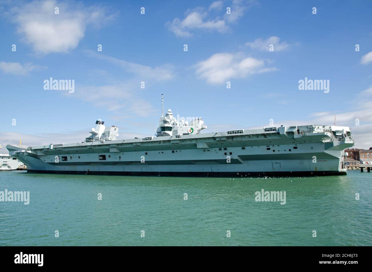 Portsmouth, Großbritannien - 8. September 2020: Blick auf die gesamte Länge des riesigen Royal Navy Flugzeugträgers - Queen Elizabeth. Vertäut im Hafen von Portsmouth, Stockfoto