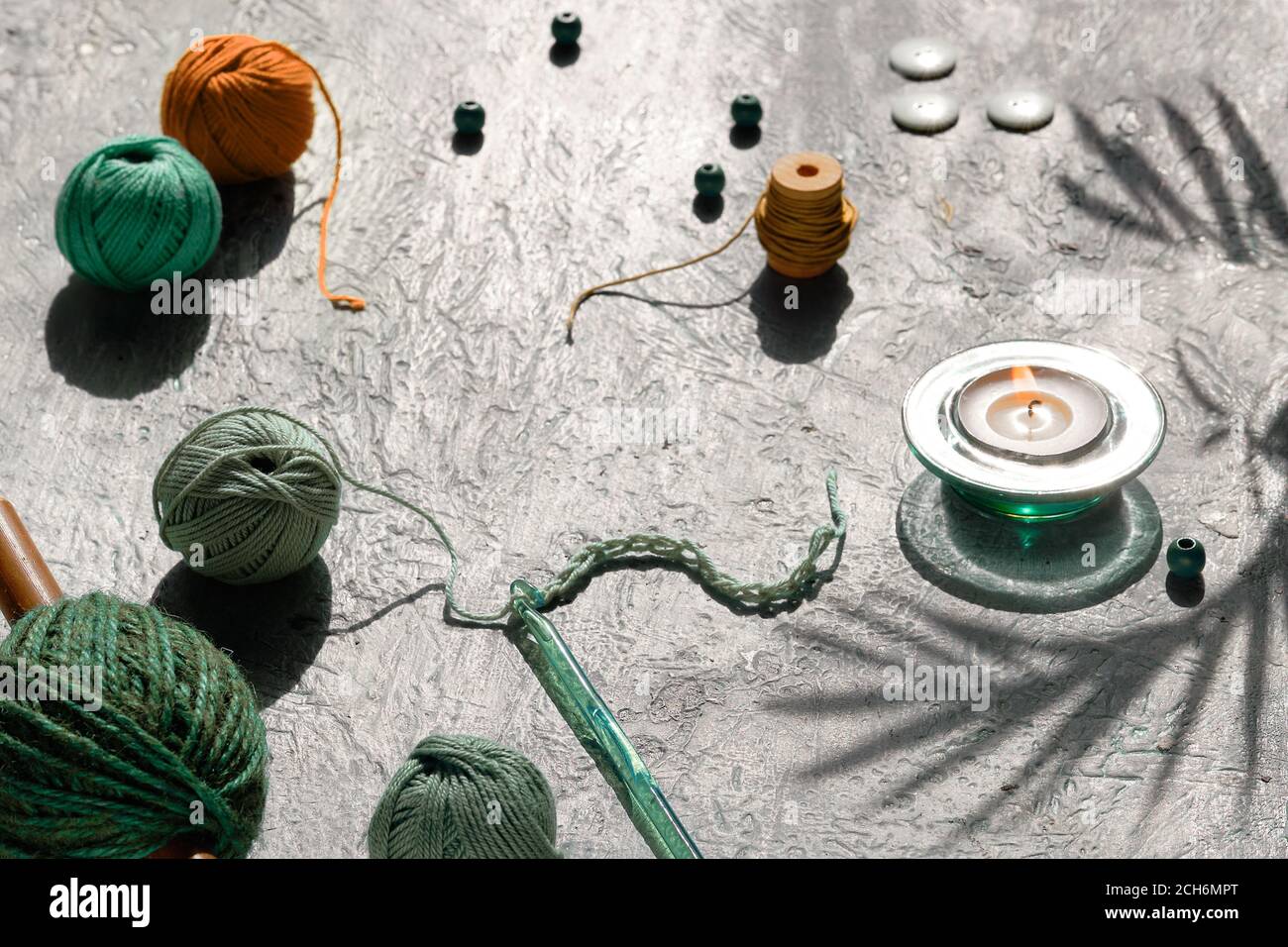 Garnkugeln Hakelhaken Mit Faden Dekorative Filzkurbisse Kreative Herbst Saisonale Anordnung Handwerk Materialien Fur Hakeln Auf Hellen Tisch Mit Stockfotografie Alamy