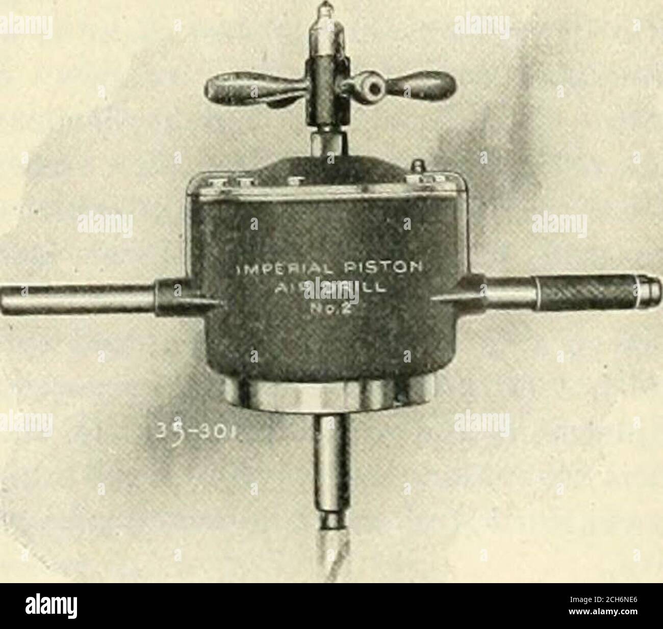 . Eisenbahn- und Lokomotivbau: Eine praktische Zeitschrift für Triebkraft und Schienenfahrzeuge. ABB. 1. ■IMPERIAI. MOTOR LÄUFT BEI 3,IK)0R. P. M. KEINE VIBRATION. Kurbel selbst, whicli ist ein Stahl für Gehäuse gehärtet und geschliffen, dient als .tvalve und es gibt keine Exzentrik. Themotor besteht aus drei Zylindern, die aus Stahl in einem Stück gegossen sind.die Zylinder sind 120 Grad auseinander und von einem zentralen Liub entfernt. Die Bindemittel sind jedoch nicht wirklich ein Ra-Dial, sondern werden je nach Größe des Bohrers /i in. Nach Vzin. Abgesetzt.als Ergebnis dieses Satzes sind die Verbindungsstäbe praktisch perp Stockfoto