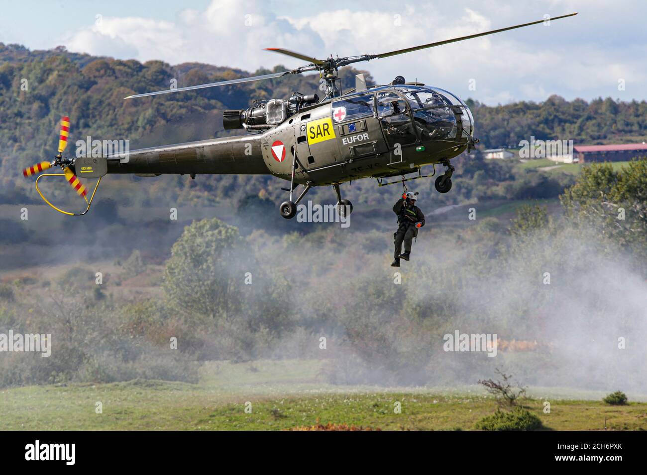 Soldaten ben Luftrettung durch österreichischen Hubschrauber Aérospatiale Alouette III Während der militärischen Übung „Quick Response 2016“ in Bosnien Stockfoto