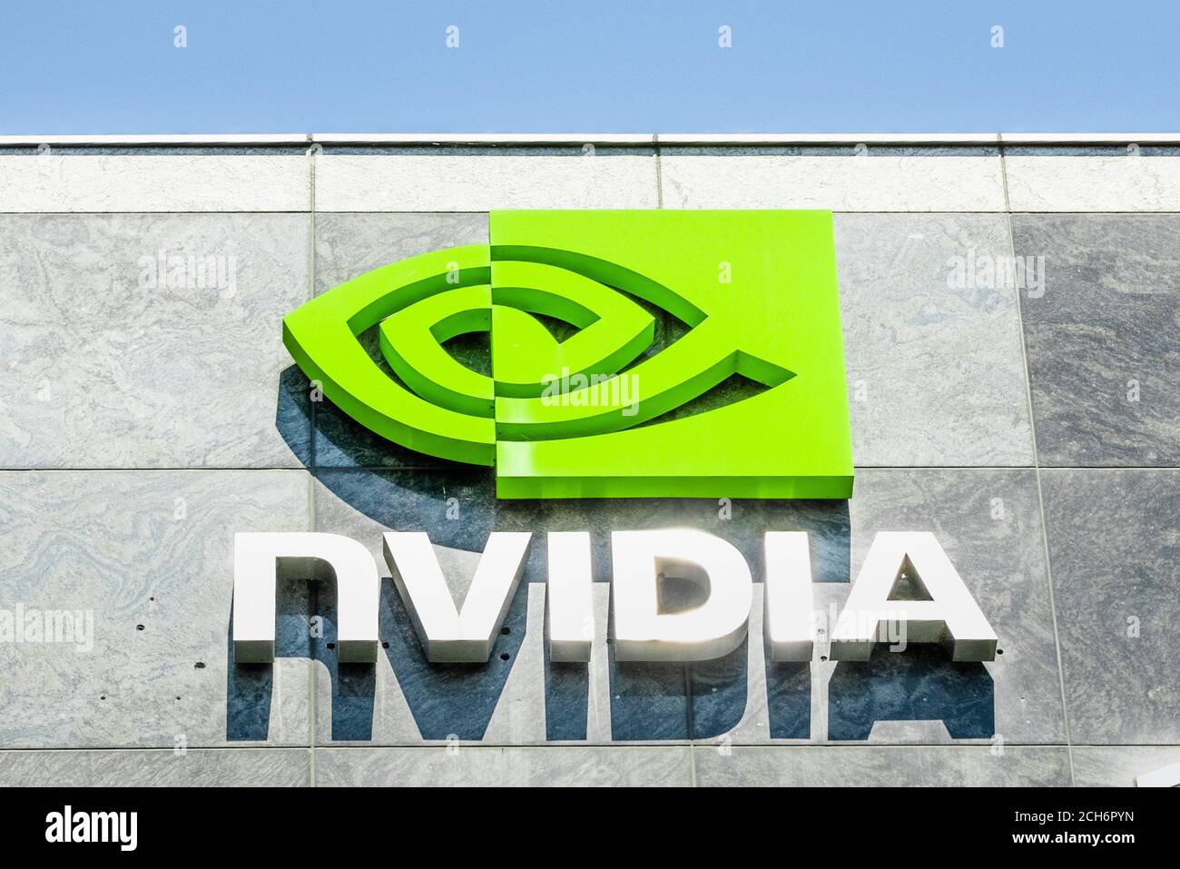 August 9, 2019 Santa Clara/CA/USA - das NVIDIA-Logo und das Symbol an der Fassade eines ihrer Bürogebäude in der Firma c angezeigt Stockfoto