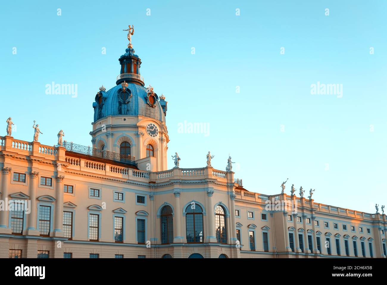 Schloss Charlottenburg in Berlin, Deutschland. Schloss Charlottenburg ist ein barockes Schloss und eine wichtige Touristenattraktion. Stockfoto