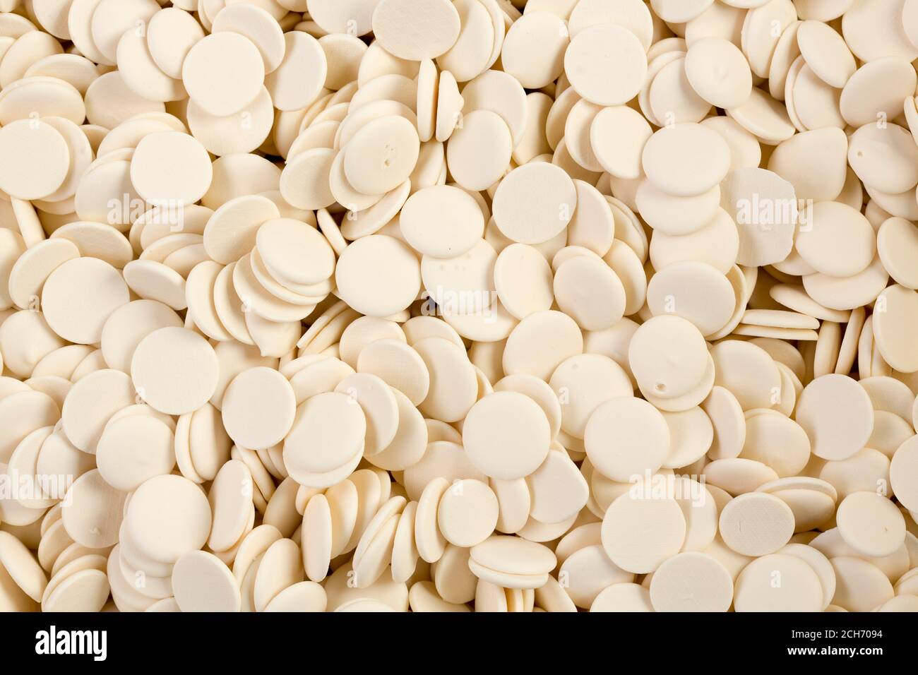 Weiße Schokoladenstückchen als abstrakter Hintergrund. Stockfoto