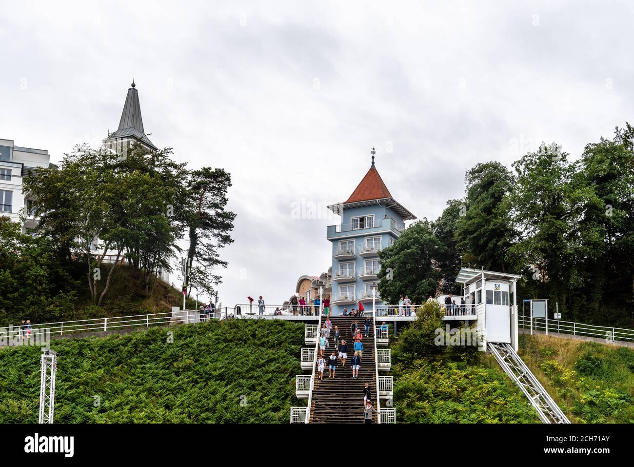 Sellin, Deutschland - 1 August 2019: Berühmte Seebruecke Sellin, Sellin, einem bewölkten Tag des Sommers, Ostseebad Sellin Ferienort, Ostsee Stockfoto