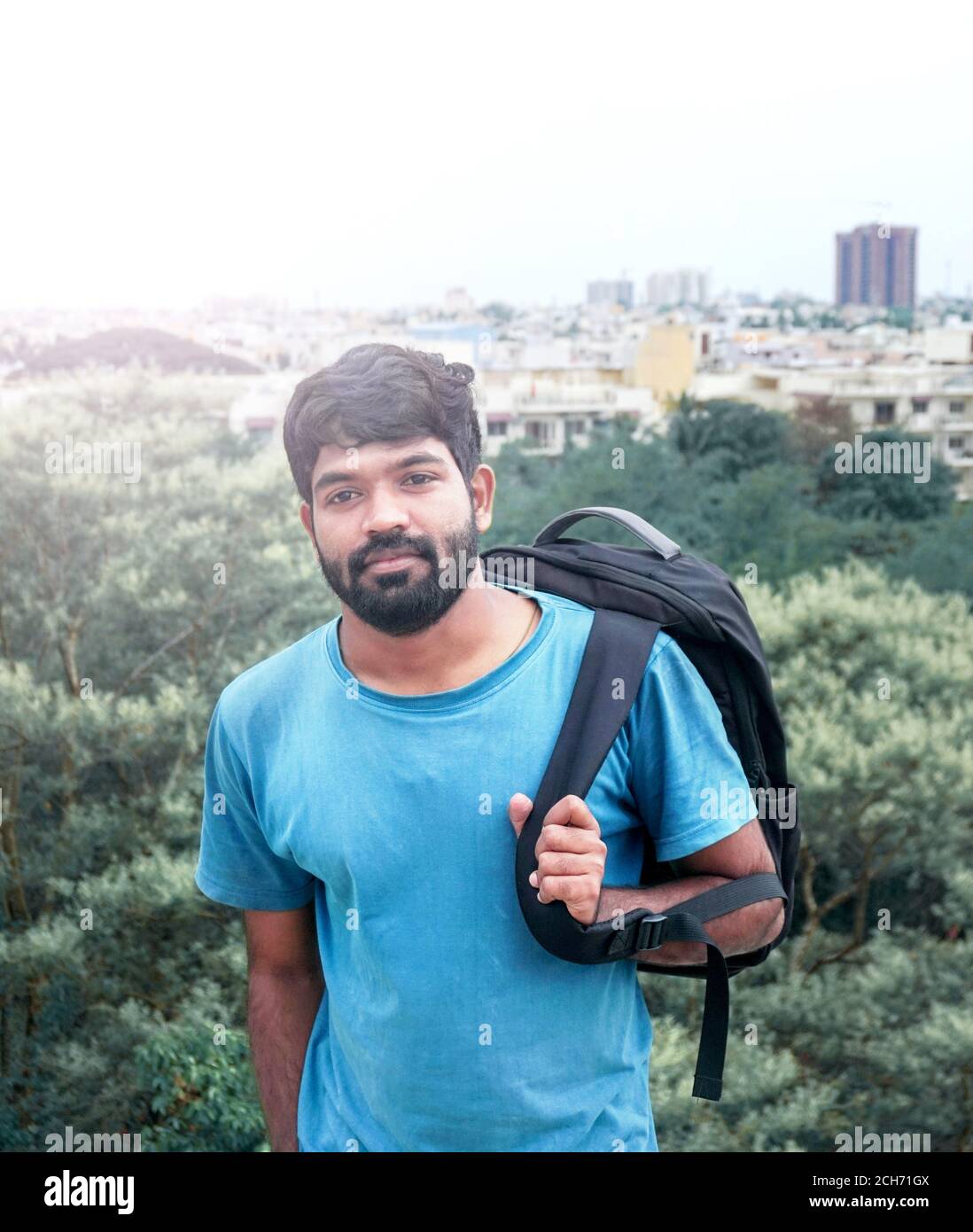 Indischer männlicher Student im Park Hintergrund Stockfoto
