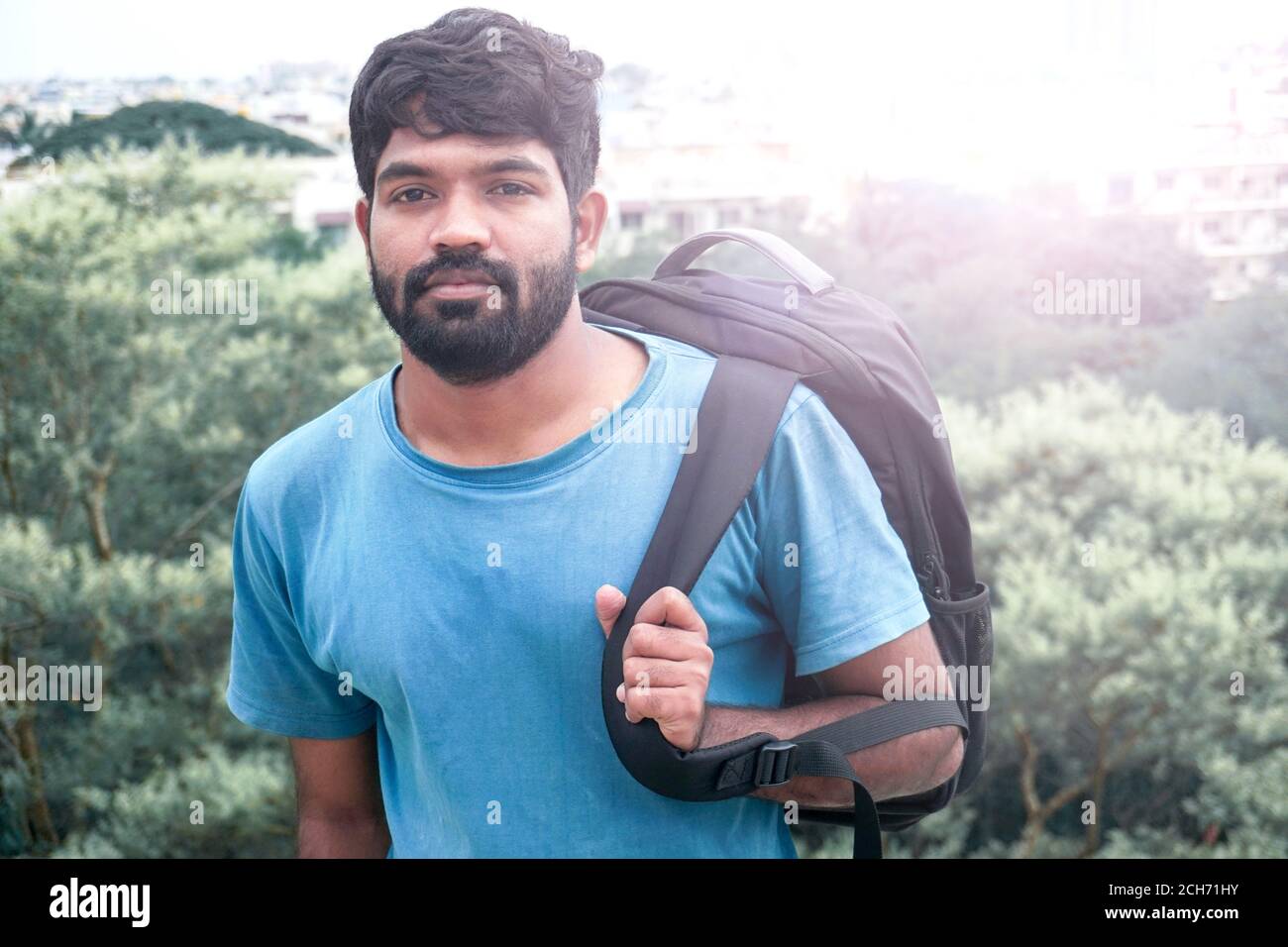 Indischer männlicher Student im Park Hintergrund Stockfoto