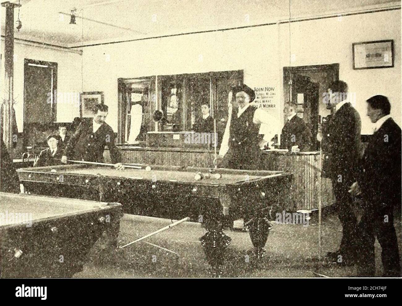 . Die Straßenbahn Zeitschrift . Fräulein HelenMiller Gould aus einer Bibliothek, bestehend aus ca. 1500 Bänden, sowie einer Musikbox, Sprechmaschine und einer Reihe von at-tractive Bildern und Mottos für die Dekoration des Baues, und von Frank Jay Gould aus einer Reihe von Büchern und einem Billardtisch. Das umgebaute Gebäude ist in Abb. 1, und, wie man sehen wird, ist von einem gepflegten Cottage-Typ, die gut passt seine Lage, in der Nähe des Reservoir Park, das Zentrum der Stadt attractionduring the summer. Der allgemeine Empfangsraum, in dem sich der Sekretariatstisch, Billardtische, Spiele, etc. Befindet, ist in F Stockfoto