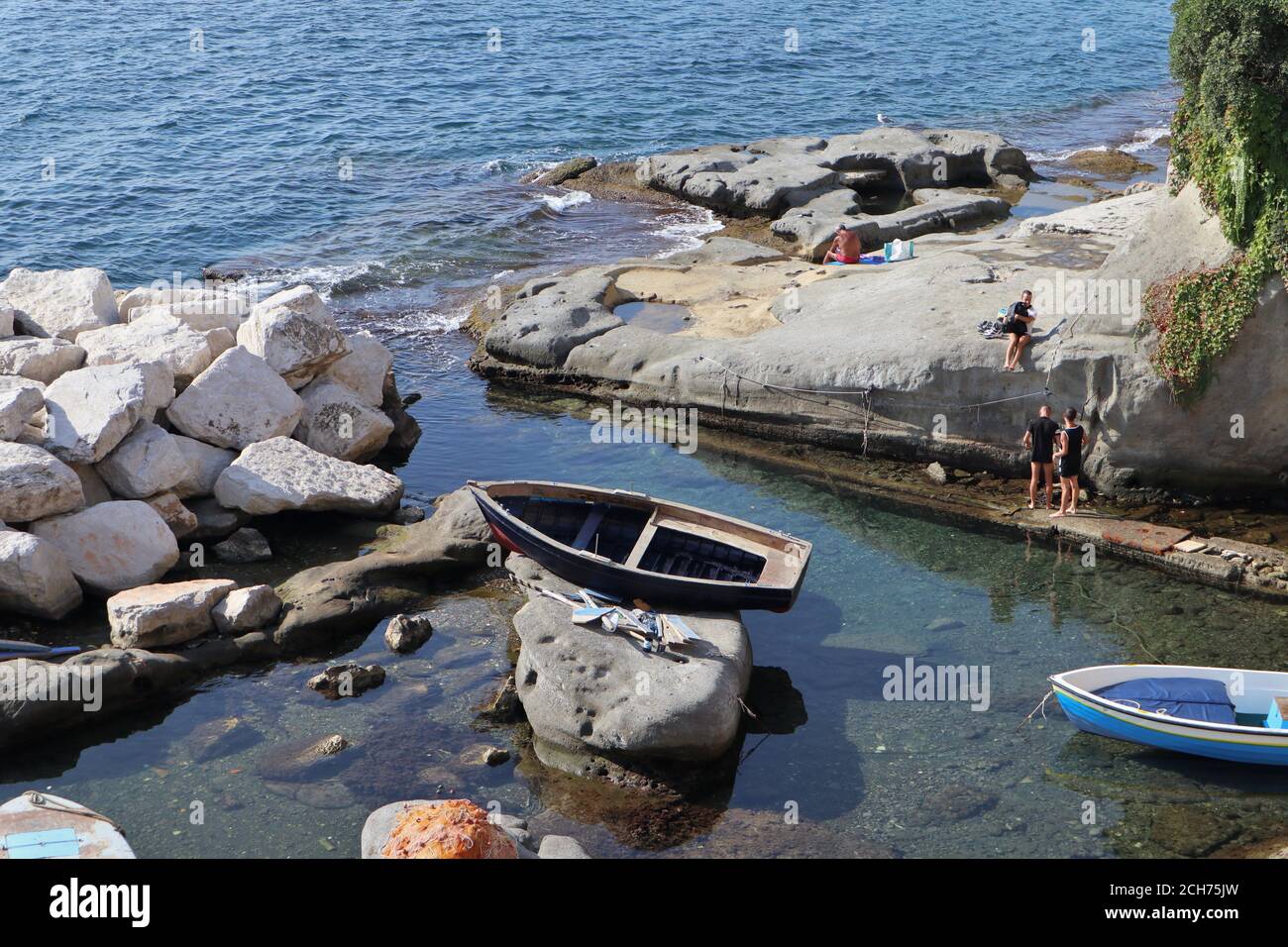 Napoli - Barca sullo scoglio a Marechiaro Stockfoto