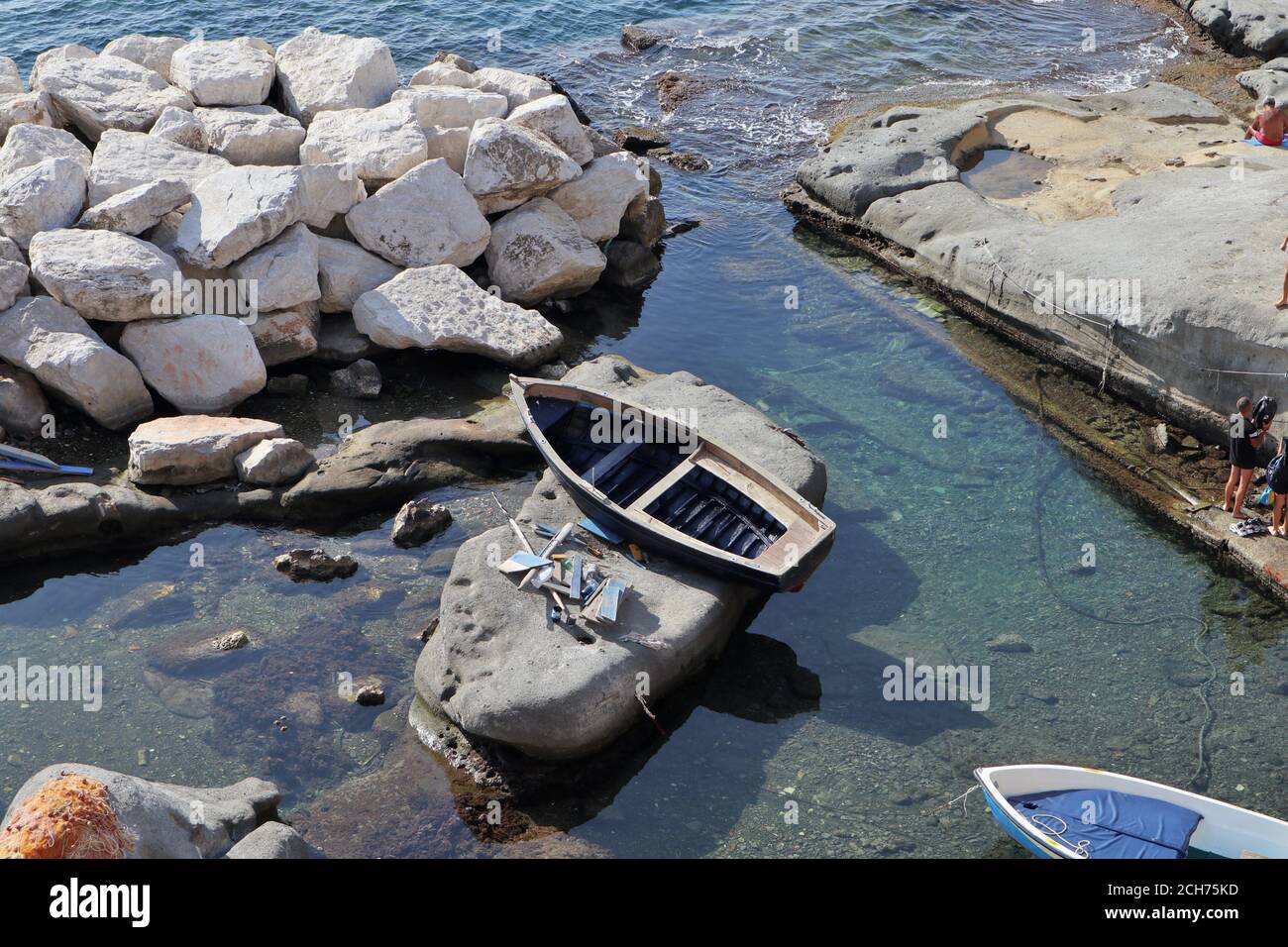 Napoli - Barca sullo scoglio di Marechiaro Stockfoto