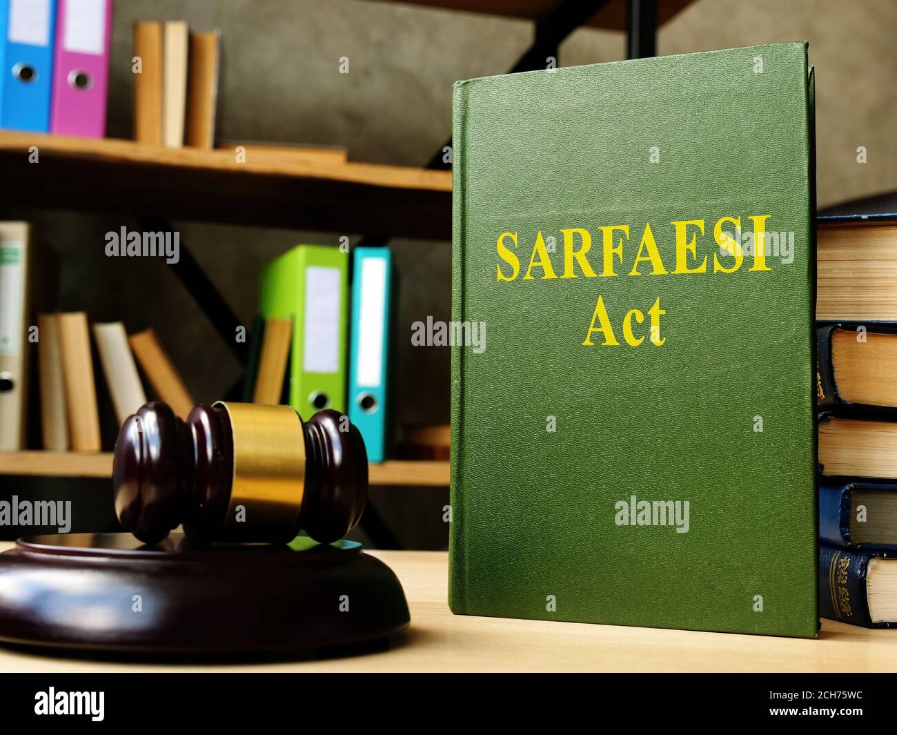 Sarfaesi Gesetz und gavel im Büro. Stockfoto