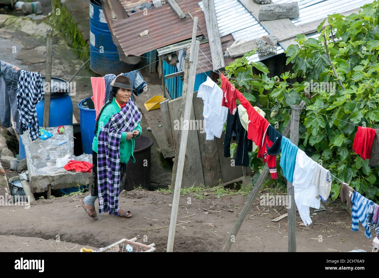 Eine ecuadorianische Dame steht vor ihrem Haus in einer Kleinstadt am Stadtrand von Quito in Ecuador. Stockfoto