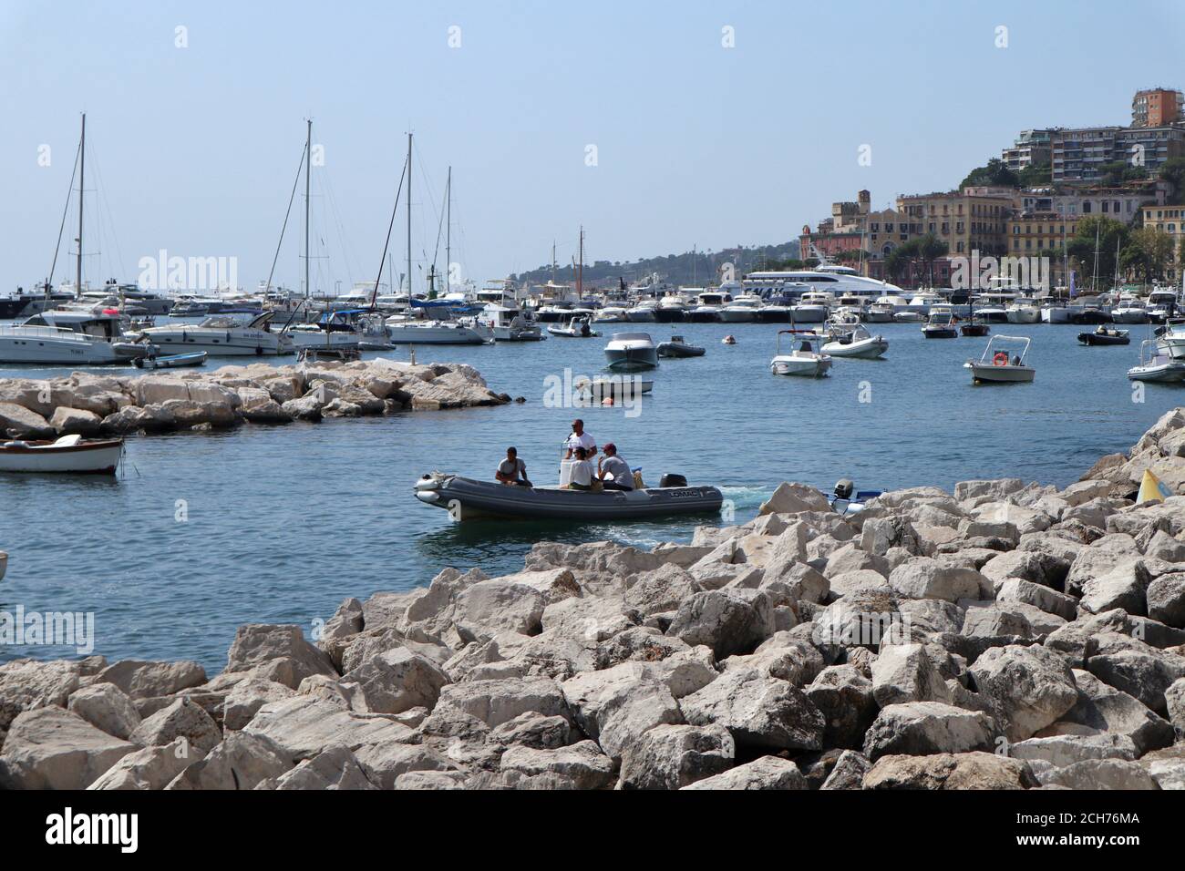 Napoli - Gommone al molo di Mergellina Stockfoto
