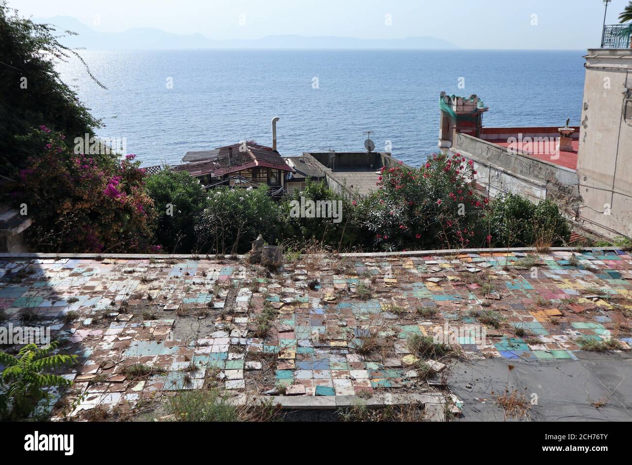 Napoli - Mattonelle colorate disconnesse a Marechiaro Stockfoto