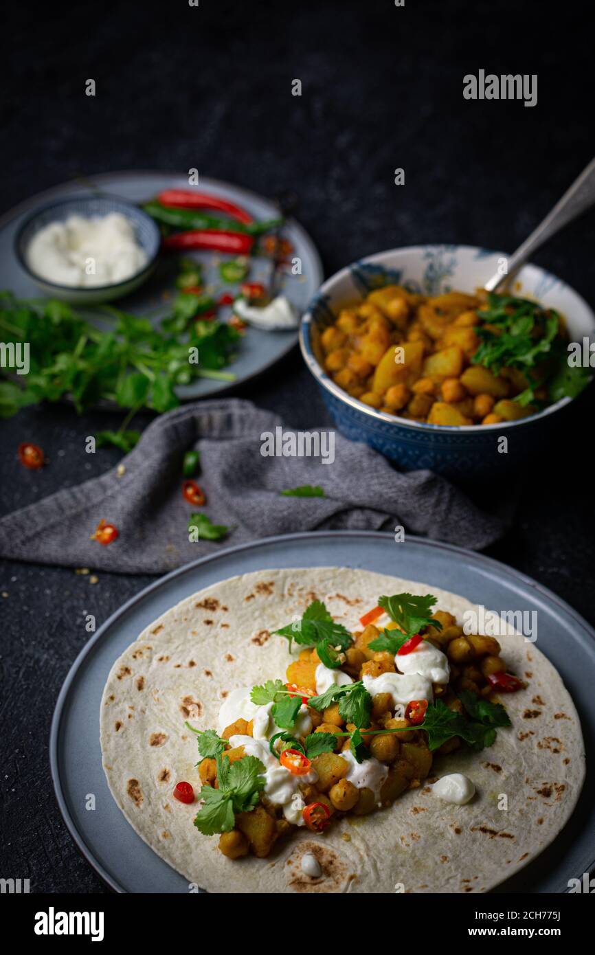 Kartoffeln und Kichererbsen Curry mit Wraps Stockfoto