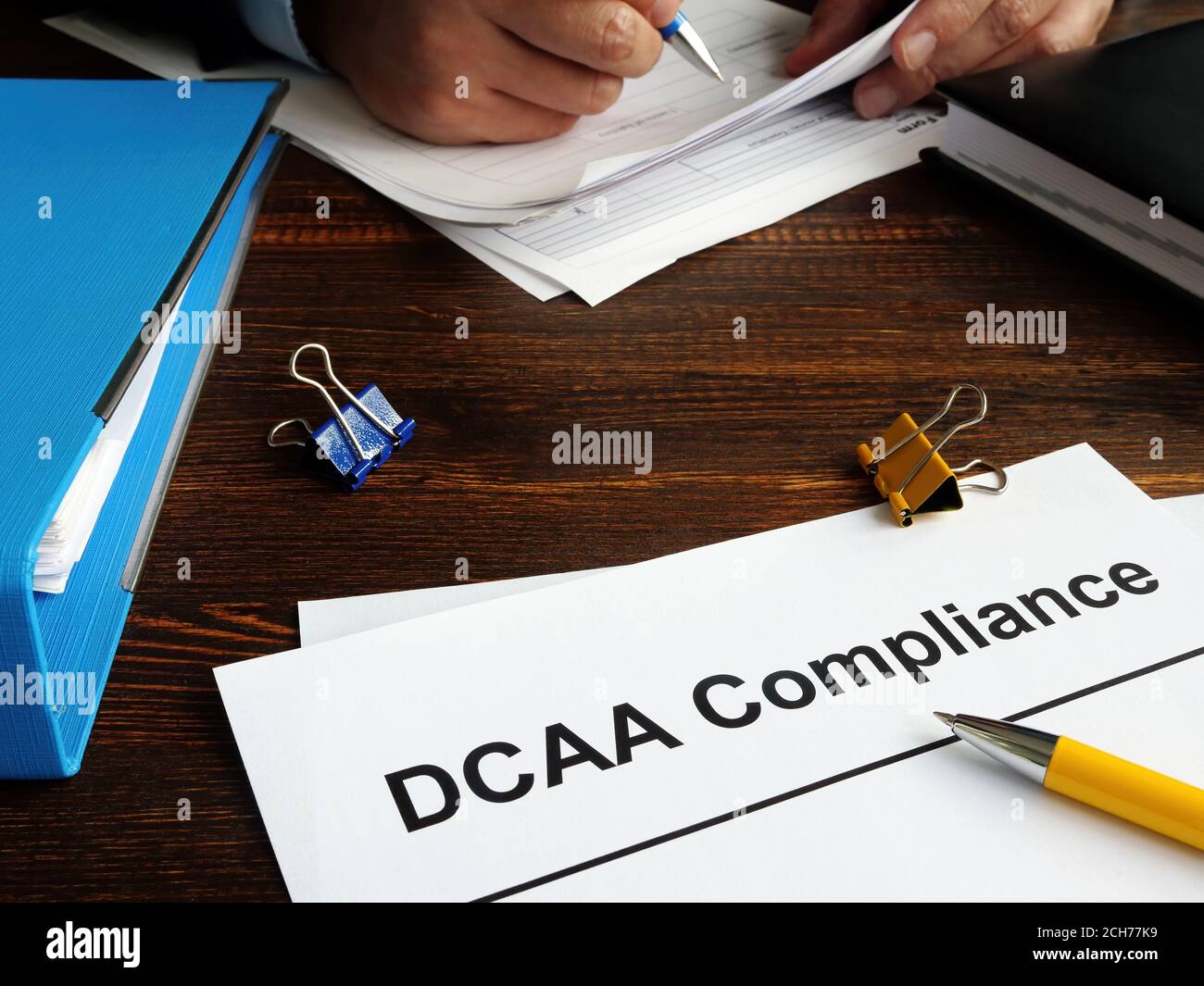 Defense Contract Audit Agency DCAA Compliance und ein Arbeiter. Stockfoto