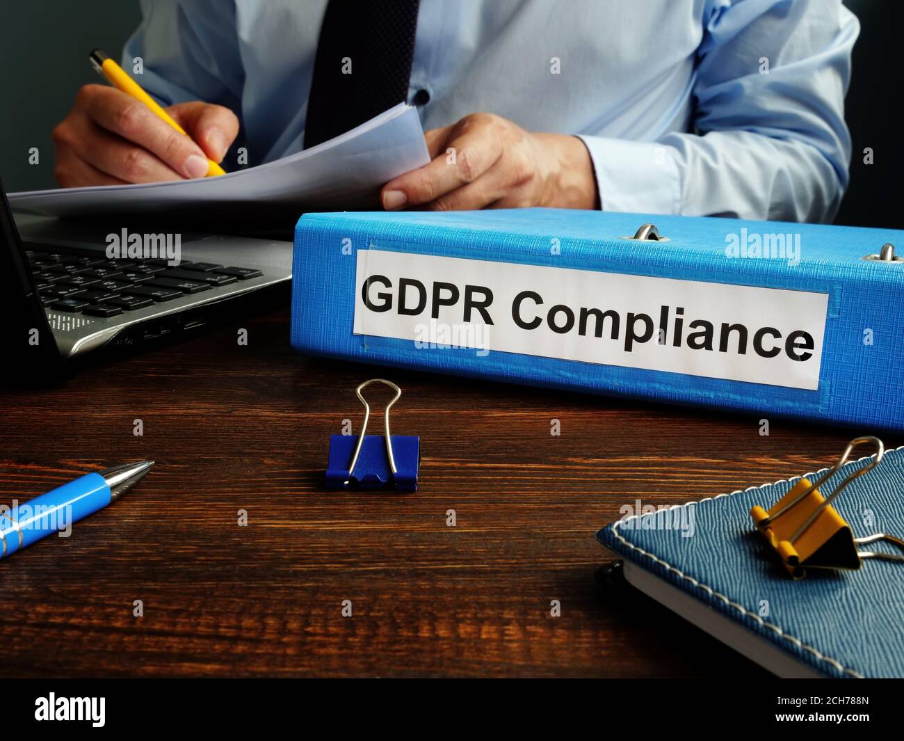 DSGVO-Compliance und man arbeitet mit Papieren. Stockfoto
