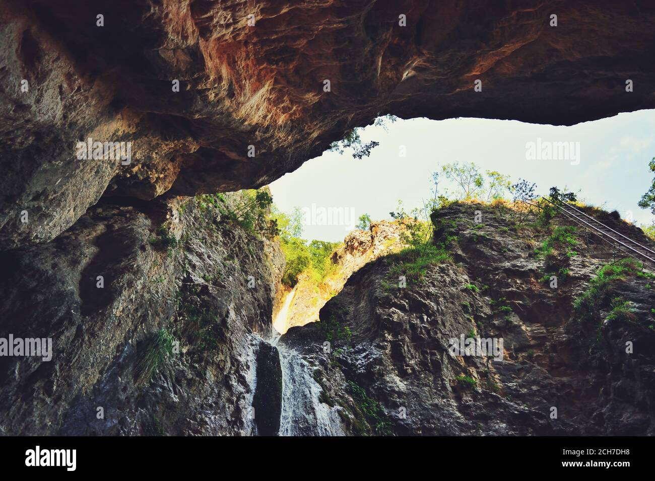 Blick von der Höhle unter dem Wasserfall in Trentino Italien Abenteuer Reise Ziel Stockfoto