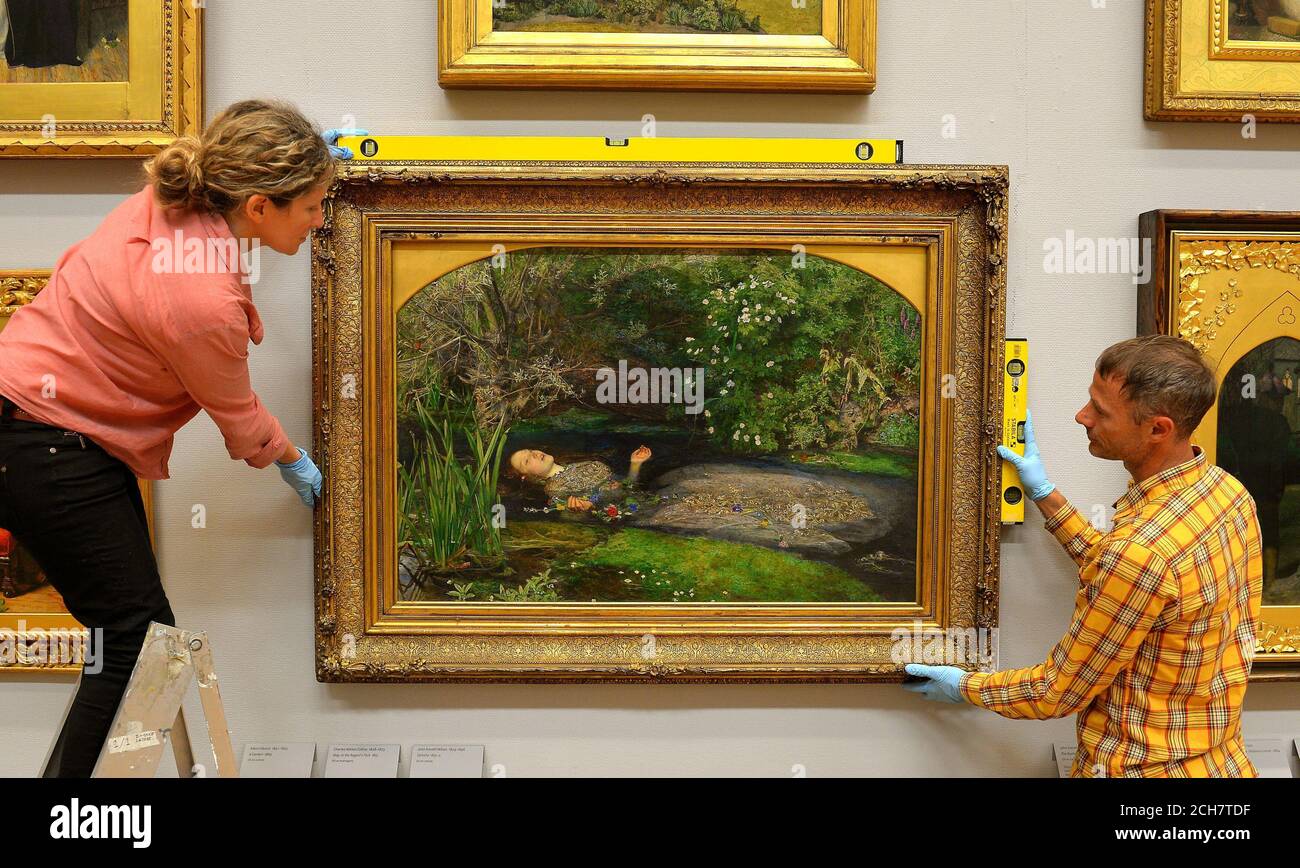 Das Gemälde Ophelia von Sir John Everett Millais wird zu Hause in der Tate Britain im Zentrum Londons aufgehängt, nach einer Tour durch die USA, Russland, Japan und Italien, wo es von mehr als einer Million Galeristen gesehen wurde. Stockfoto