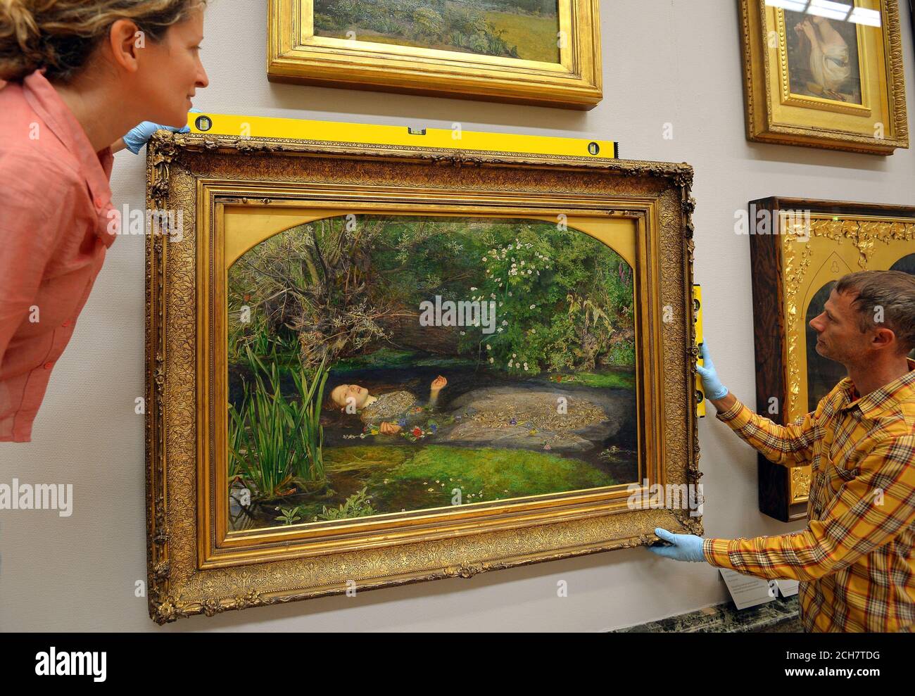 Das Gemälde Ophelia von Sir John Everett Millais wird zu Hause in der Tate Britain im Zentrum Londons aufgehängt, nach einer Tour durch die USA, Russland, Japan und Italien, wo es von mehr als einer Million Galeristen gesehen wurde. Stockfoto