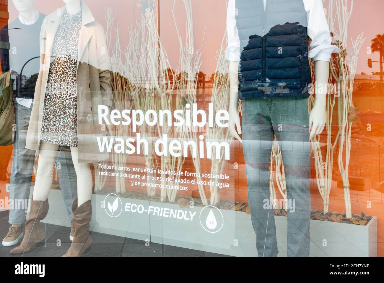 Umweltfreundliche Kleidung: Schaufenster mit verantwortungsbewusster Wash Denim Aufkleber am Fenster aufbewahren. Stockfoto