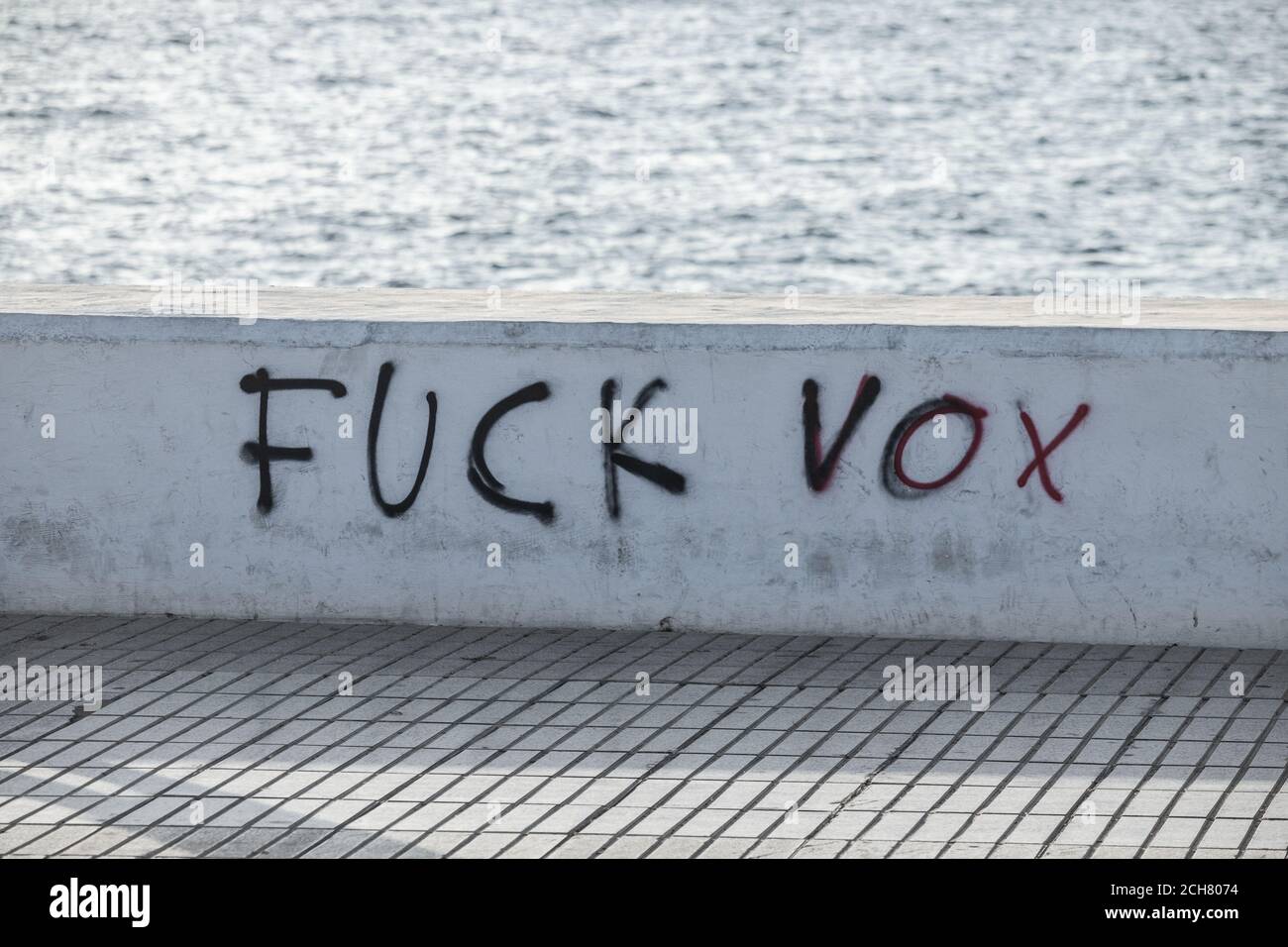 Anti Vox Graffiti an der Wand in Spanien. Vox ist eine politische Partei des rechten Zentrums in Spanien Stockfoto