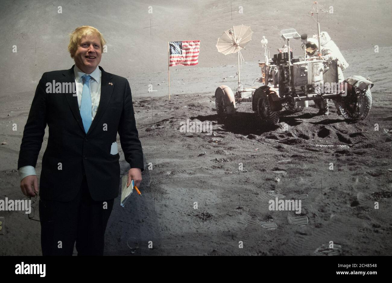 Der Bürgermeister von London Boris Johnson vor einem Wandgemälde einer Mondlandung, während er das Smithsonian Air and Space Museum in Washington DC besucht, während er am fünften Tag eines siebentägigen Handelsbesuchs in den Vereinigten Staaten Boston, New York und Washington DC besucht. Stockfoto