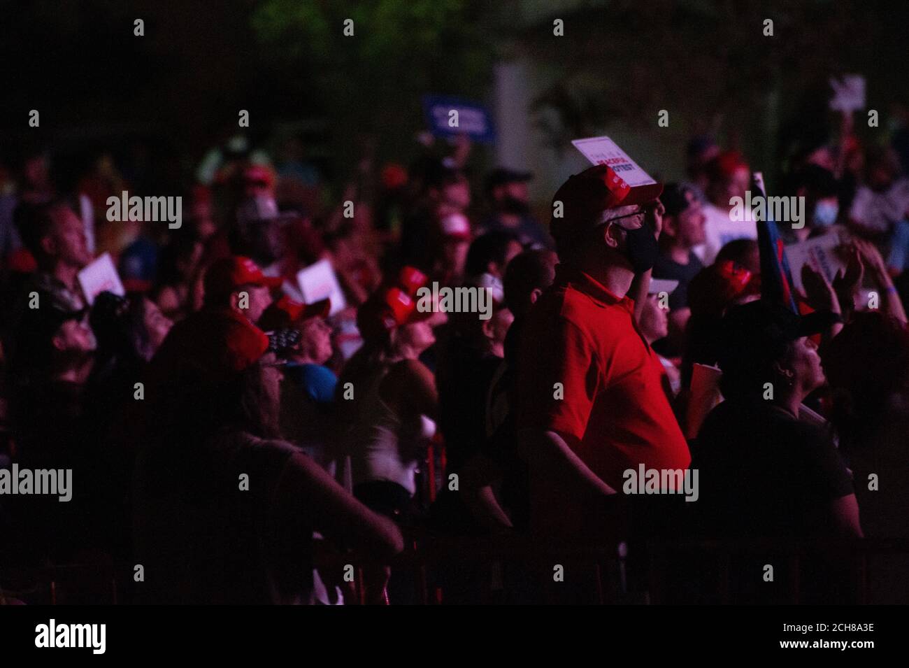 Henderson, Nevada, USA. September 2020. Da der Veranstaltungsort voll besetzt war, versammeln sich Präsident Donald Trump und Q-Unterstützer vor Xtreme Manufacturing, um ihn auf einer großen Leinwand zu beobachten. Kredit: albert halim/Alamy Live Nachrichten Stockfoto