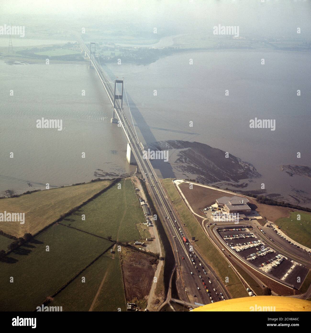 Die Severn Bridge, die den Fluss Severn und den Fluss Wye zwischen Aust, South Gloucestershire (nördlich von Bristol) in England, und Chepstow, Monmouthshire in South Wales, über Beachley, Gloucestershire, eine Halbinsel zwischen den beiden Flüssen überspannt. Es ist die ursprüngliche Severn Straße Kreuzung zwischen England und Wales und begann den Bau im Jahr 1961 zu einem Preis von £8 Millionen. Stockfoto