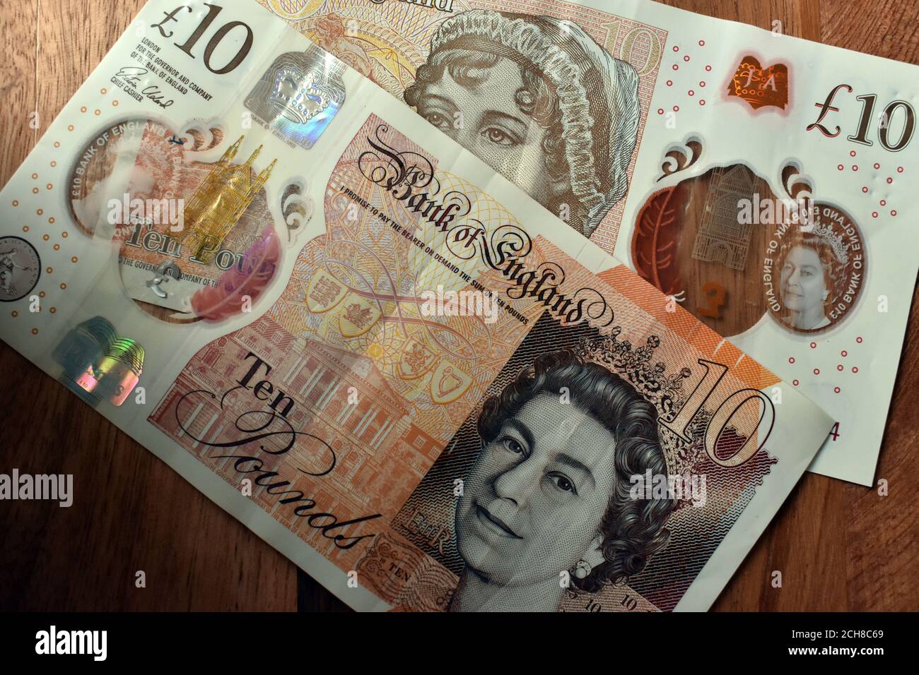 £10 Notizen x 2. Moderne Plastikpapier Währung in Umlauf England 2020. Stockfoto