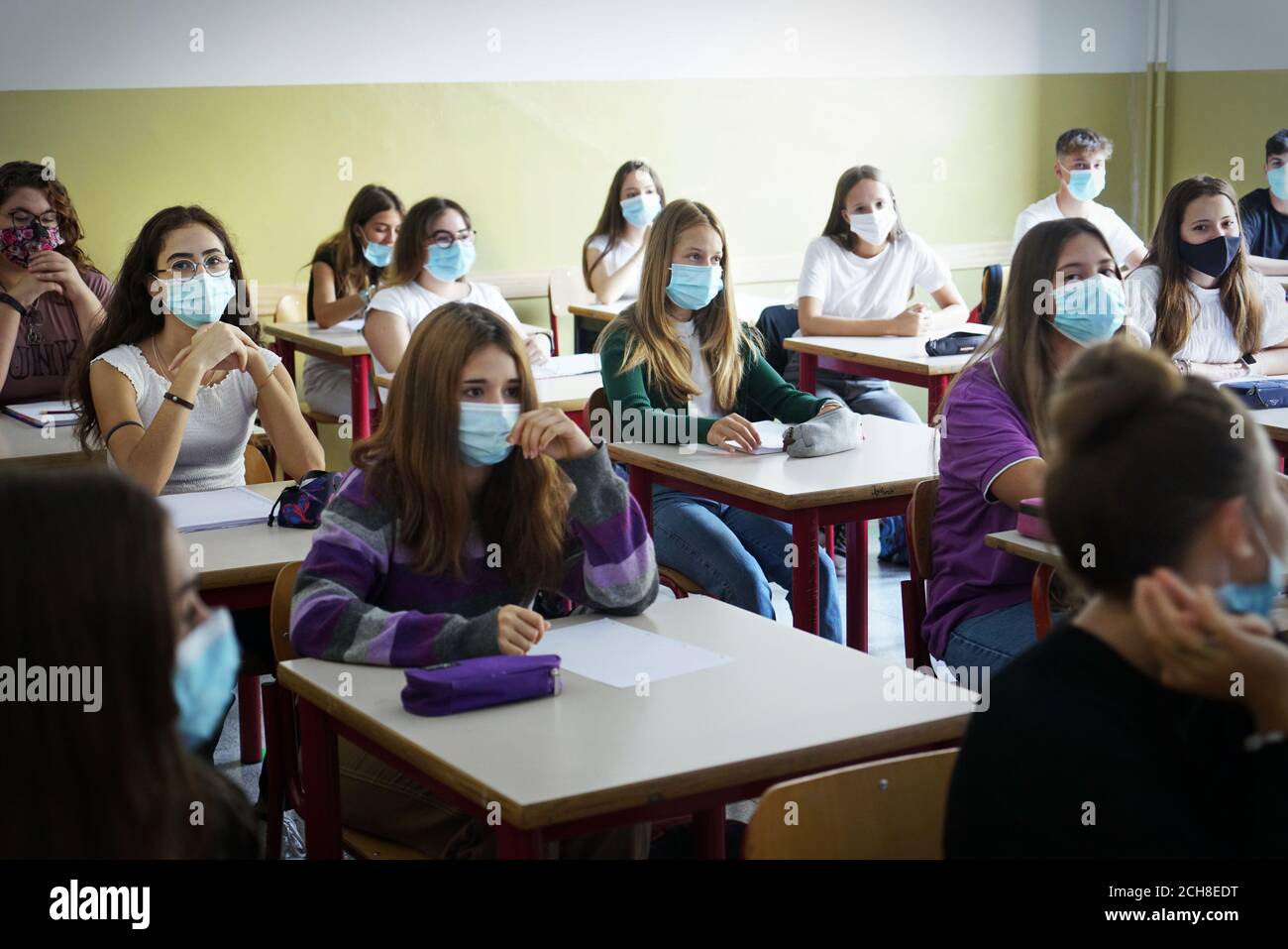 Schüler mit Gesichtsmaske zurück in der Schule nach covid-19 Quarantäne und Sperrung. Turin, Italien - September 2020 Stockfoto