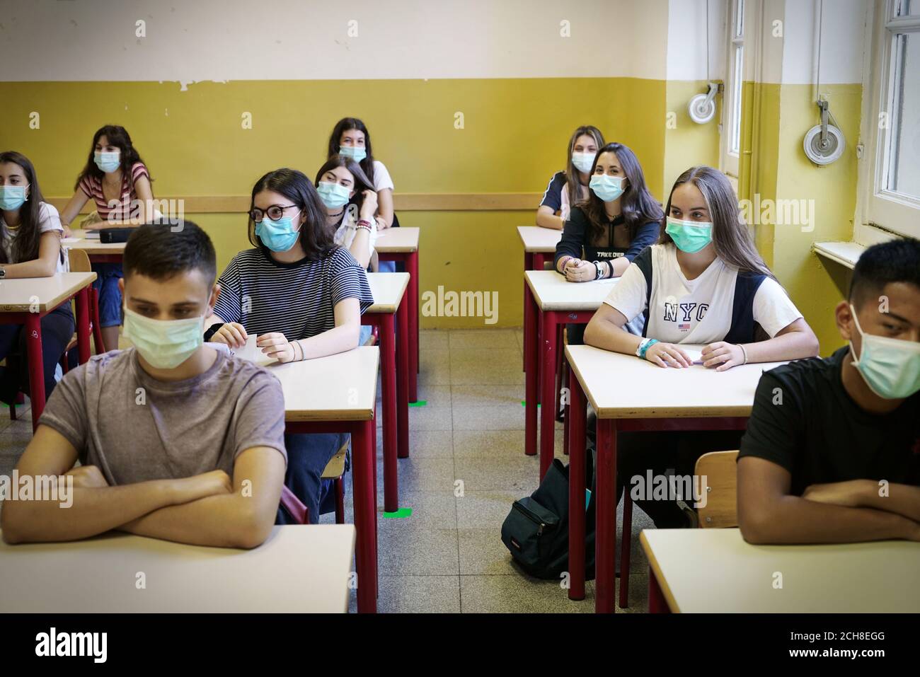 Schüler mit Gesichtsmaske zurück in der Schule nach covid-19 Quarantäne und Sperrung. Turin, Italien - September 2020 Stockfoto