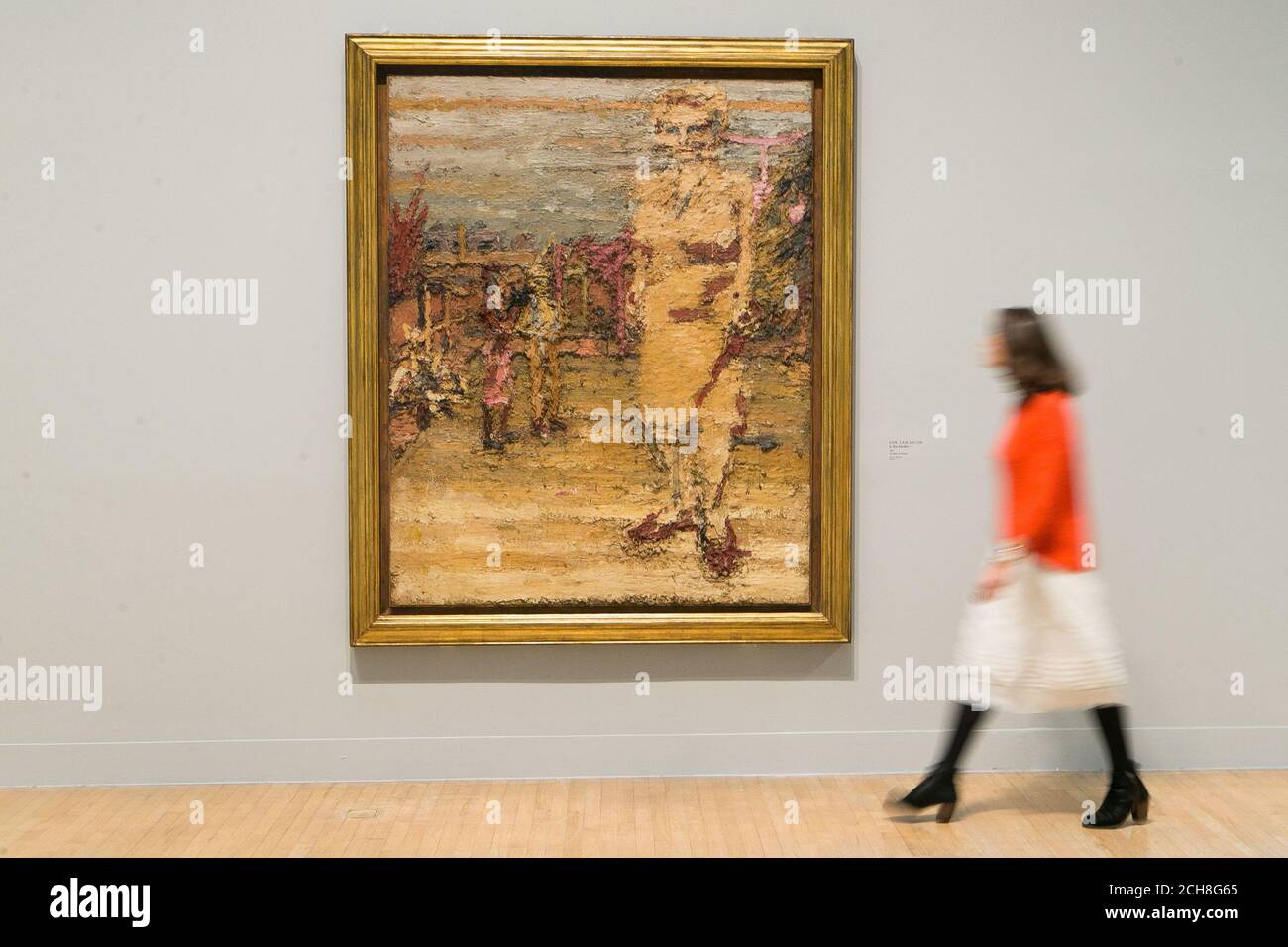 Ein Galerist betrachtet ein Gemälde von Frank Auerbach mit dem Titel 'E.O.W., S.A.W, and J.J.W. in the Garden I', 1963, auf einer Fotoausstellung für eine neue Ausstellung des britischen Künstlers in der Tate Britain in London. Stockfoto