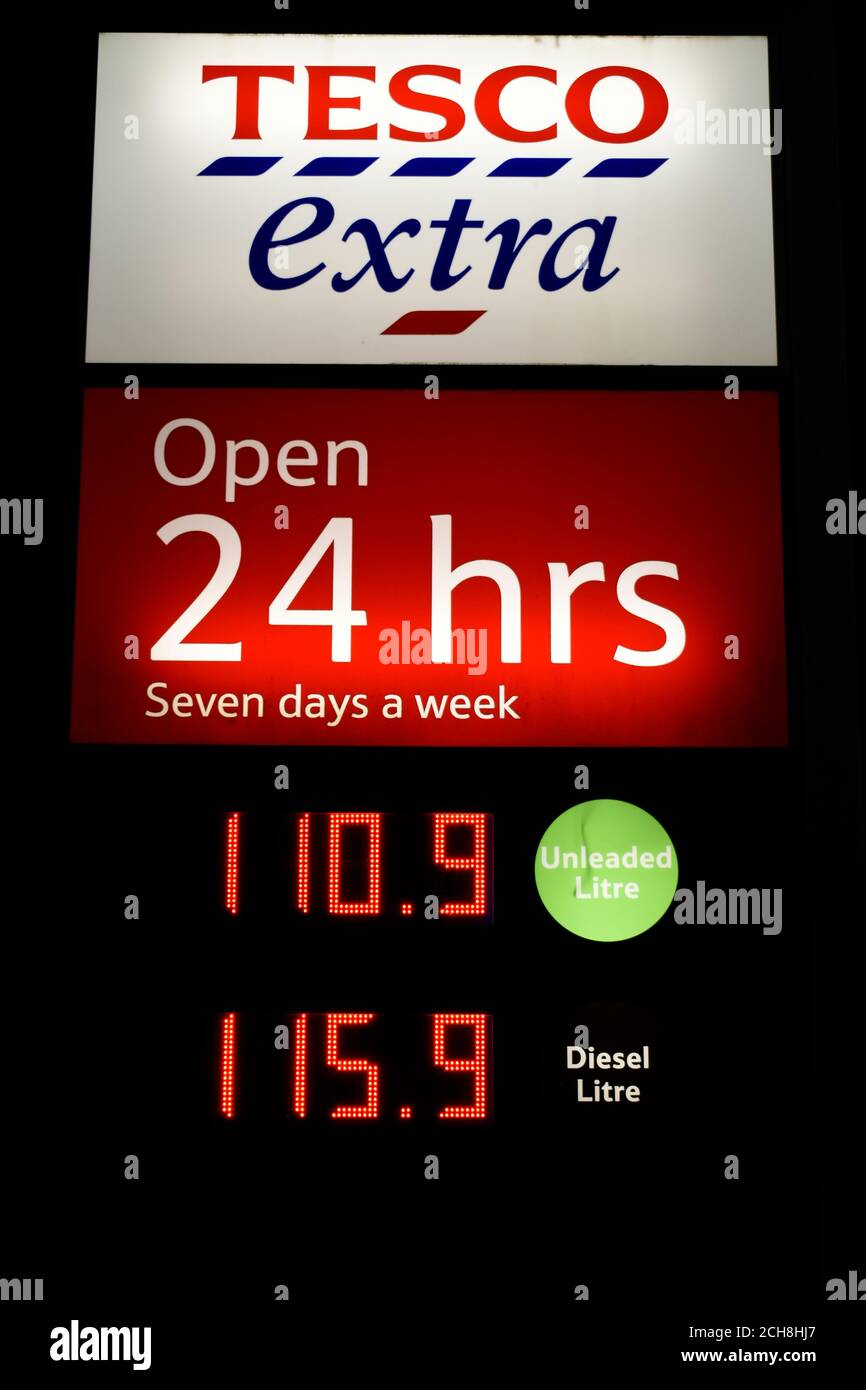 Tesco Extra Benzinpreise helles Neonschild bei Nacht Kingston District Shopping Centre Milton Keynes Sept 2020. Stockfoto