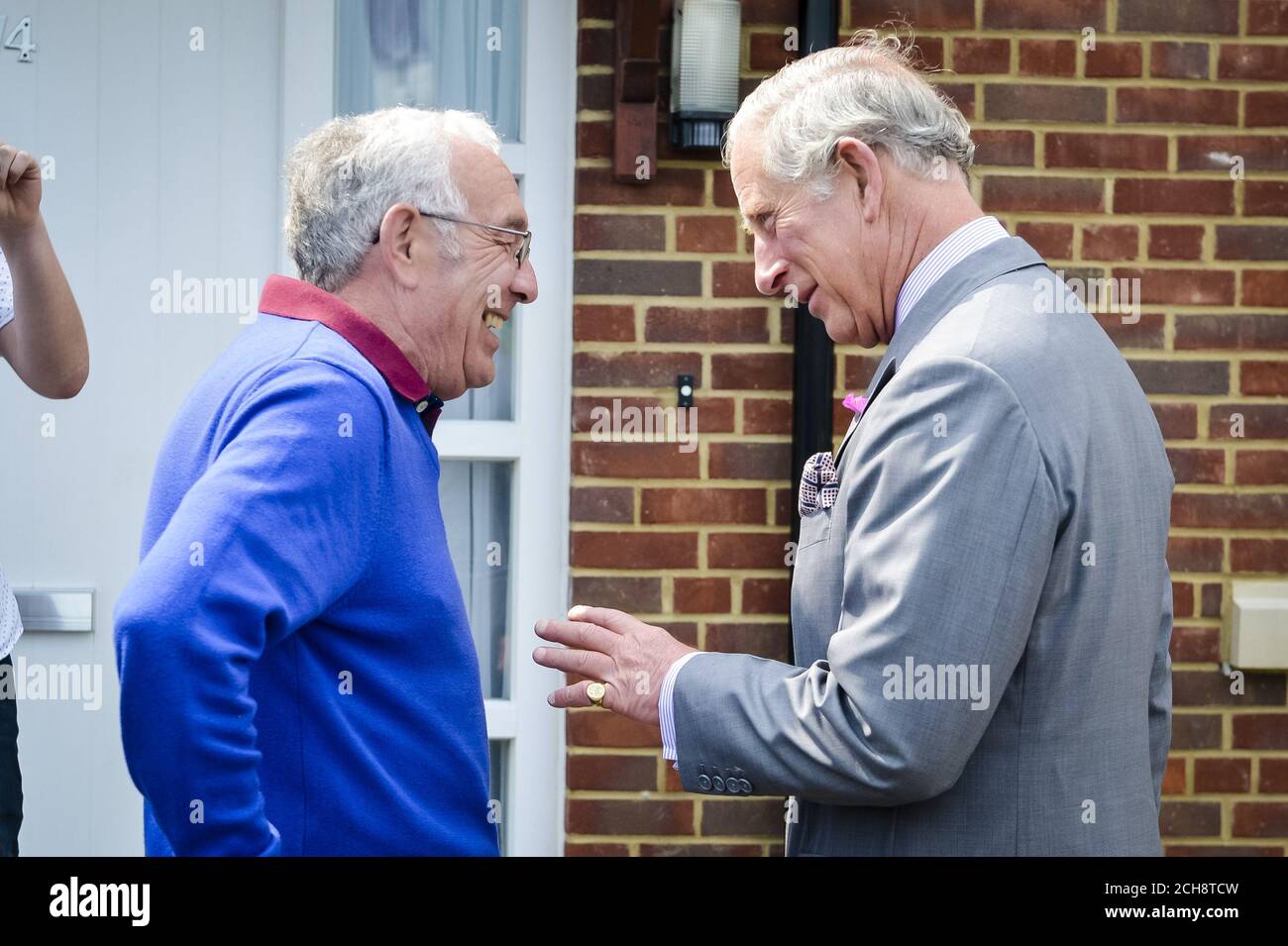 Der Prinz von Wales trifft Richard Kerslake bei einem Besuch der Mildren Homes Entwicklung auf dem Herzogtum Cornwall Land in Fordington, Dorset. Stockfoto