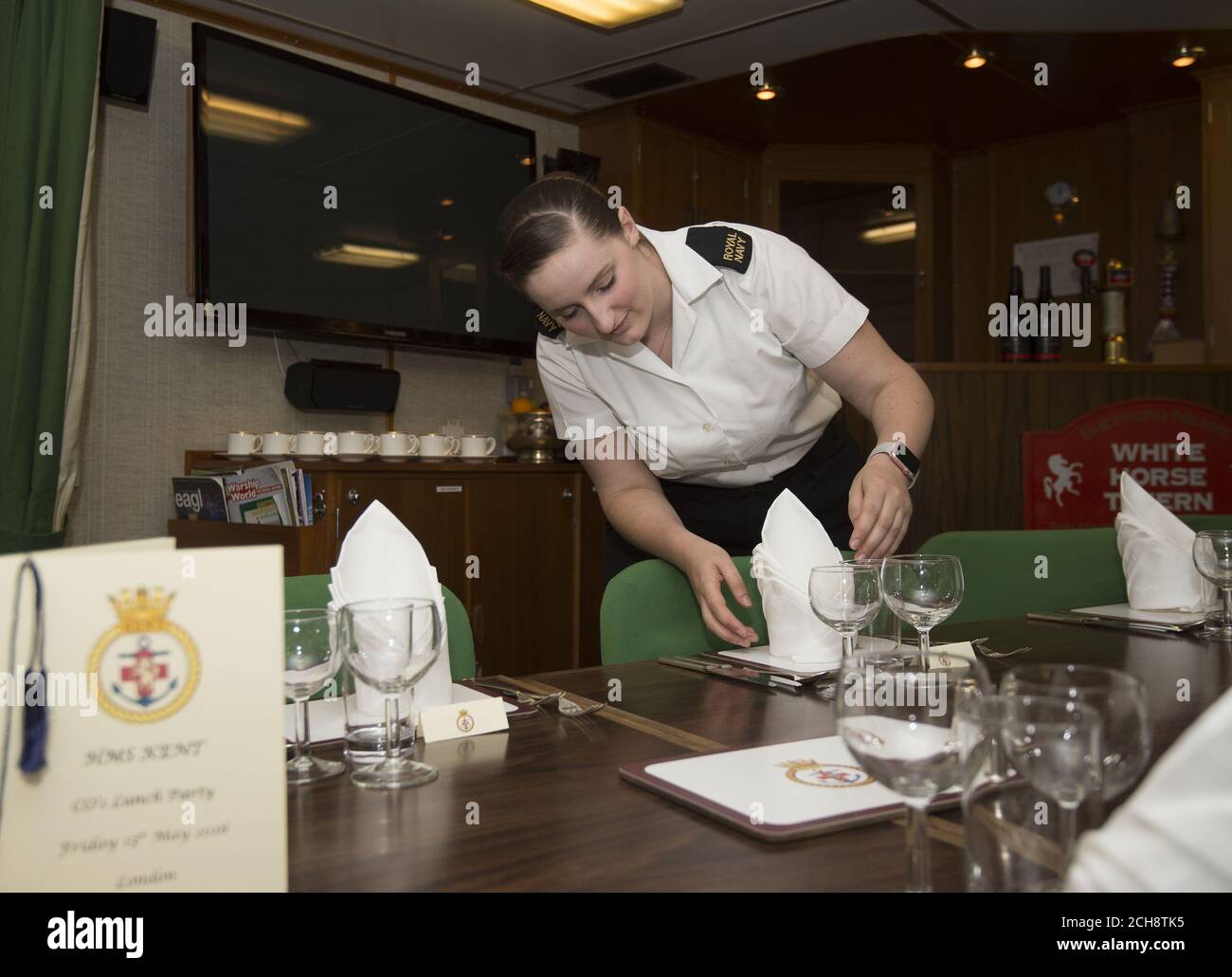 Steward Hannah Watson, 23, eines der 6 starken Teams, das für die Betreuung der 25 Offiziere der HMS Kent verantwortlich ist, ist Teil der 22 Frauen einer 165 Mann starken Schiffsgesellschaft an Bord der HMS Kent, die am West Quay Dock in Canary Wharf anlegt. London auf dem Weg nach Schottland, um an den gedenkfeiern zur Schlacht von Jütland teilzunehmen. Stockfoto