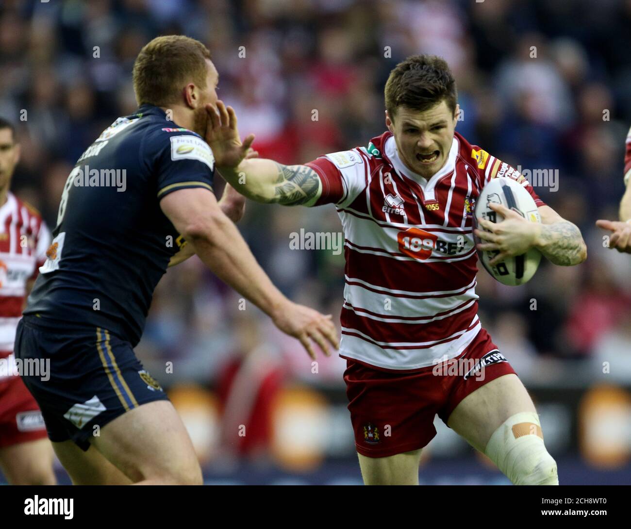 John Bateman von Wigan Warriors hält Scott Taylor vom Hull FC während des ersten Spiels der Utility Super League im DW Stadium in Wigan zurück. Stockfoto