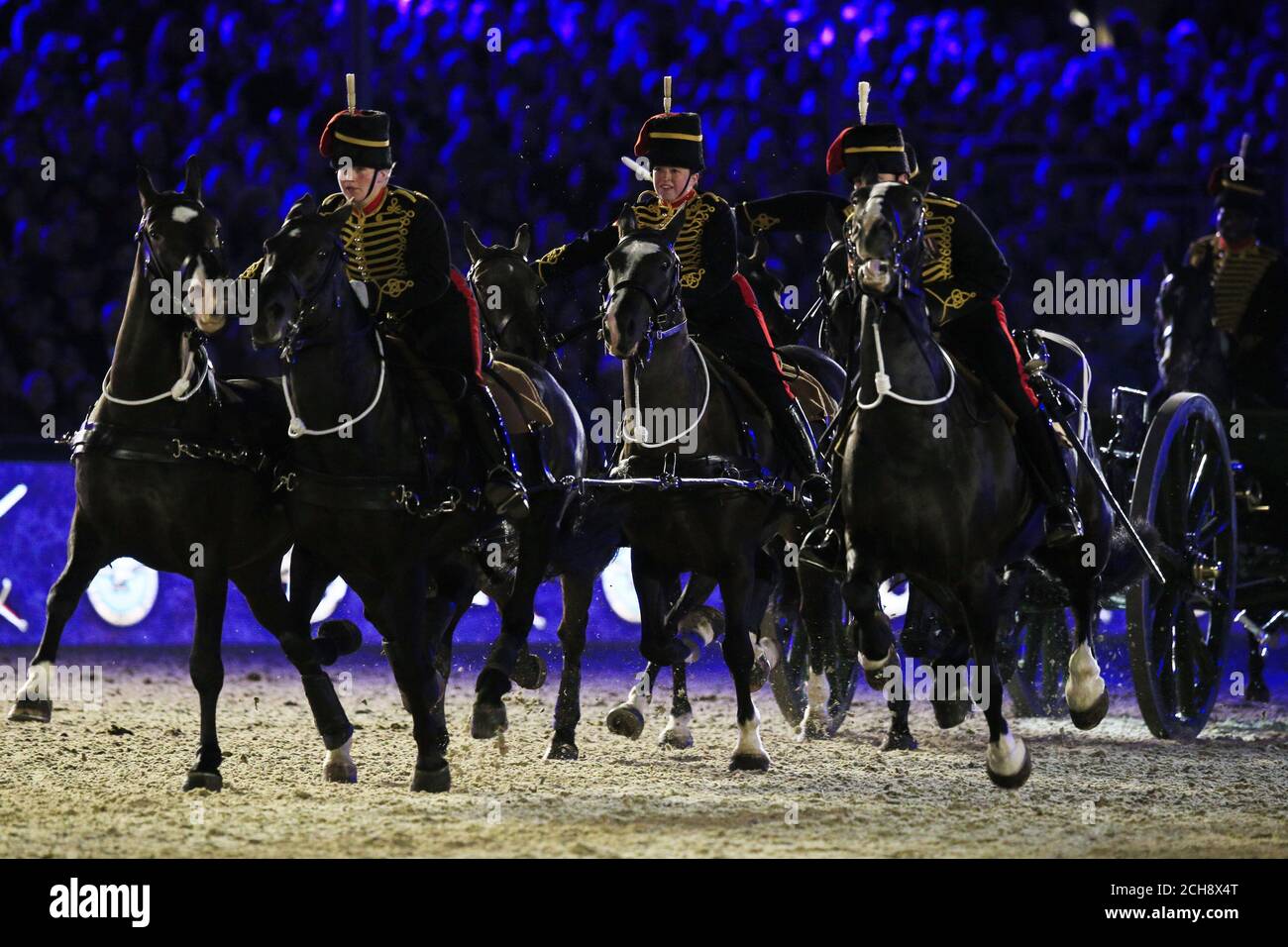 Die Königstruppe Royal House Artillery führt während der 90. Geburtstagfeier der Königin bei der Royal Windsor Horse Show, Windsor Castle, Berkshire, eine Feldpistole aus. Stockfoto