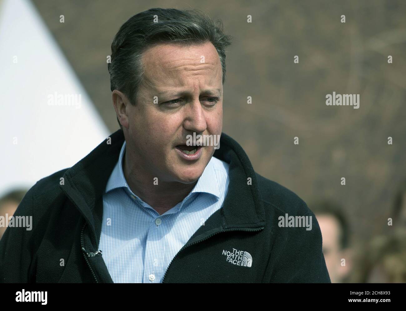 Premierminister David Cameron hält eine Rede bei einer Veranstaltung zur Kampagne „Bleiben“ in seinem Wahlkreis Witney in Oxfordshire, wo er davor warnte, dass ein Votum zum Austritt aus der Europäischen Union die britische Wirtschaft wieder in die Rezession stürzen könnte. Stockfoto