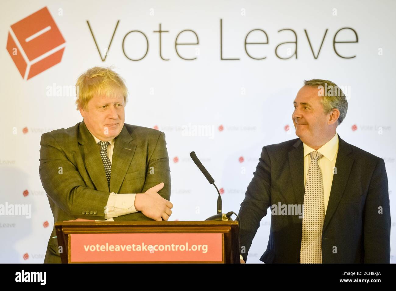 Boris Johnson MP (links), ehemaliger Bürgermeister von London und führender Wahlkampfkämpfer, spricht im Armada House in Bristol, als er eine positive Vision für den Brexit skizziert, beobachtet von Ex-Verteidigungsminister Dr. Liam Fox. Stockfoto